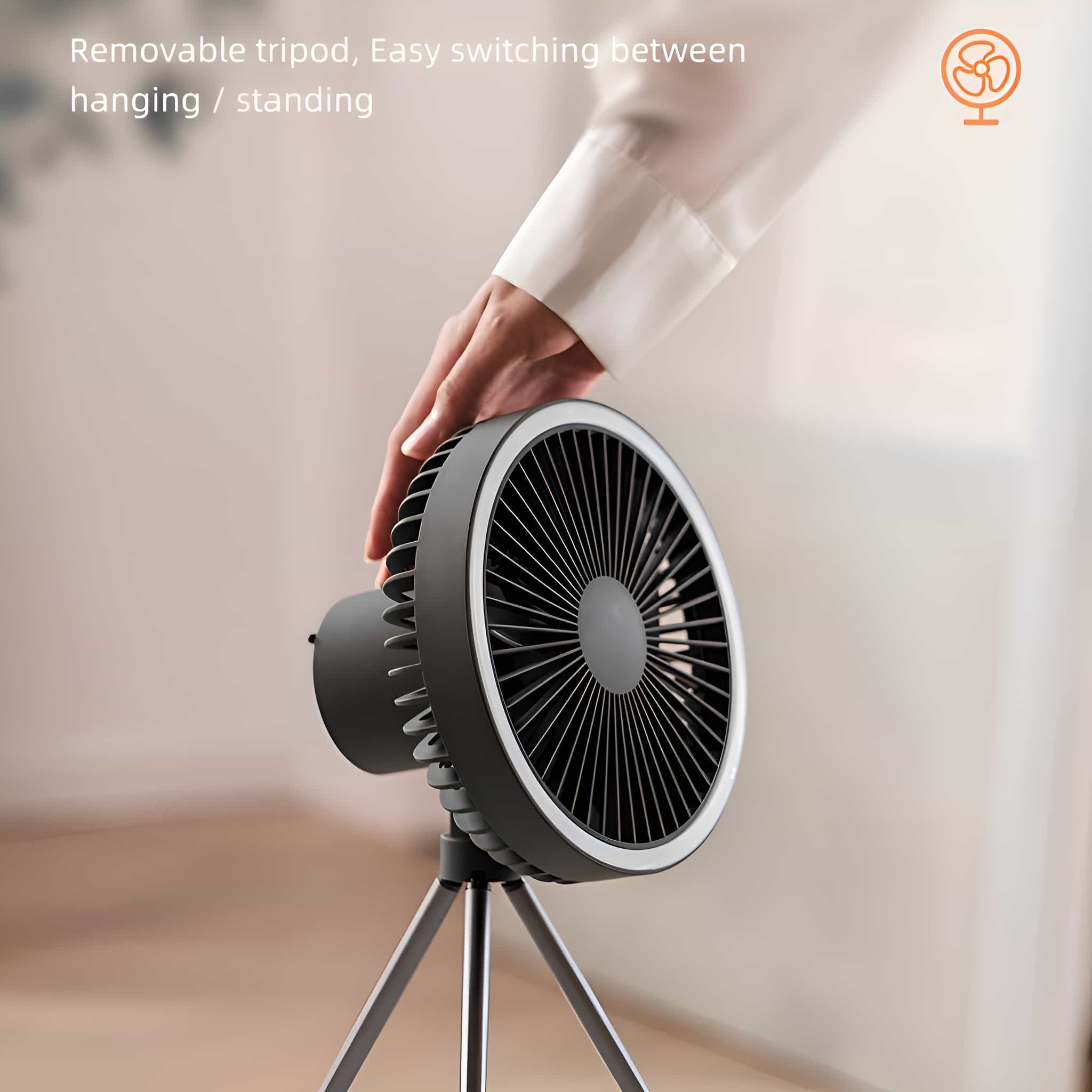Ein kleiner Ventilator auf einem Stativ. Eine Hand greift danach, um ihn einzustellen. Text: Abnehmbares Stativ...hängend/stehend.