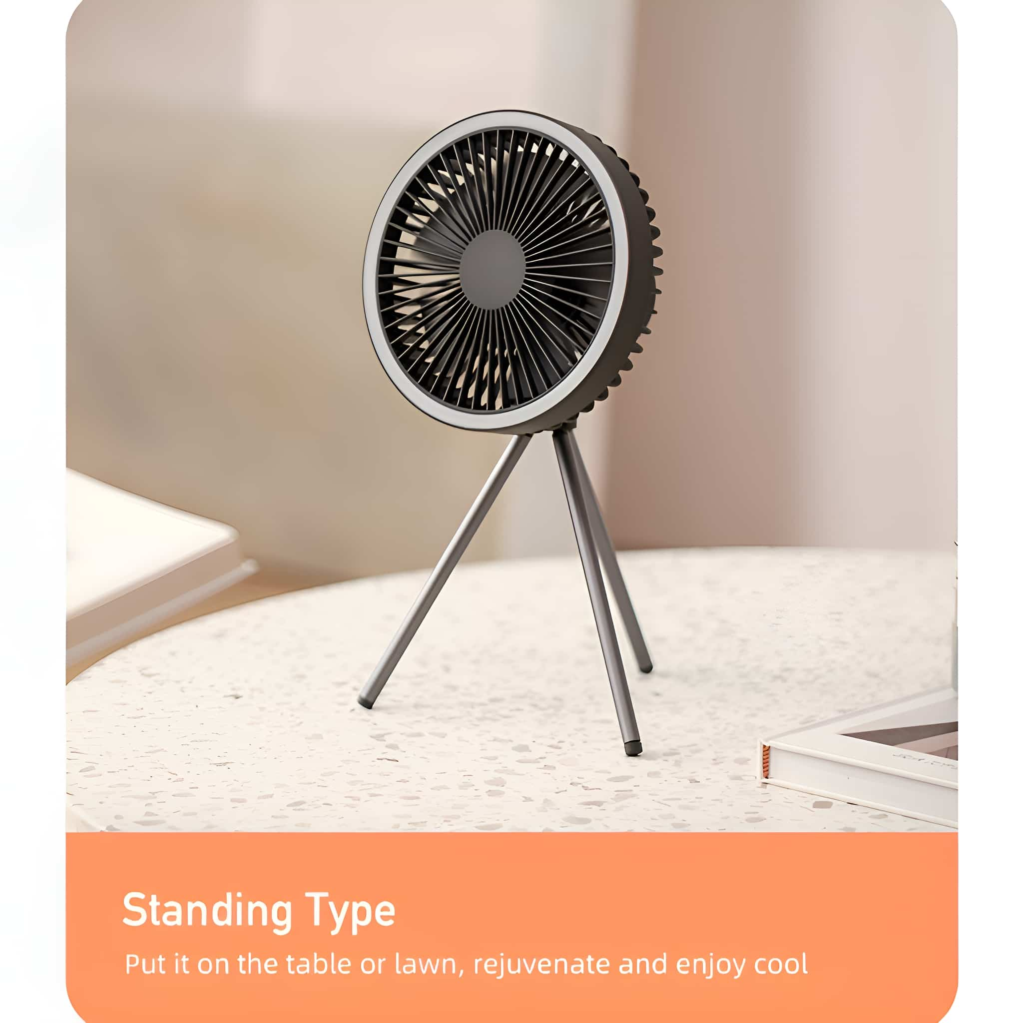 Schwarzer Mini-Ventilator auf Stativ. Weißes Ringlicht um den Ventilator. Oranger Hintergrund.