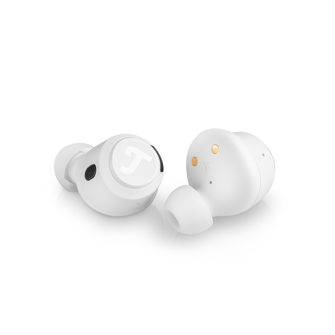 Para białych słuchawek dousznych na białym tle.