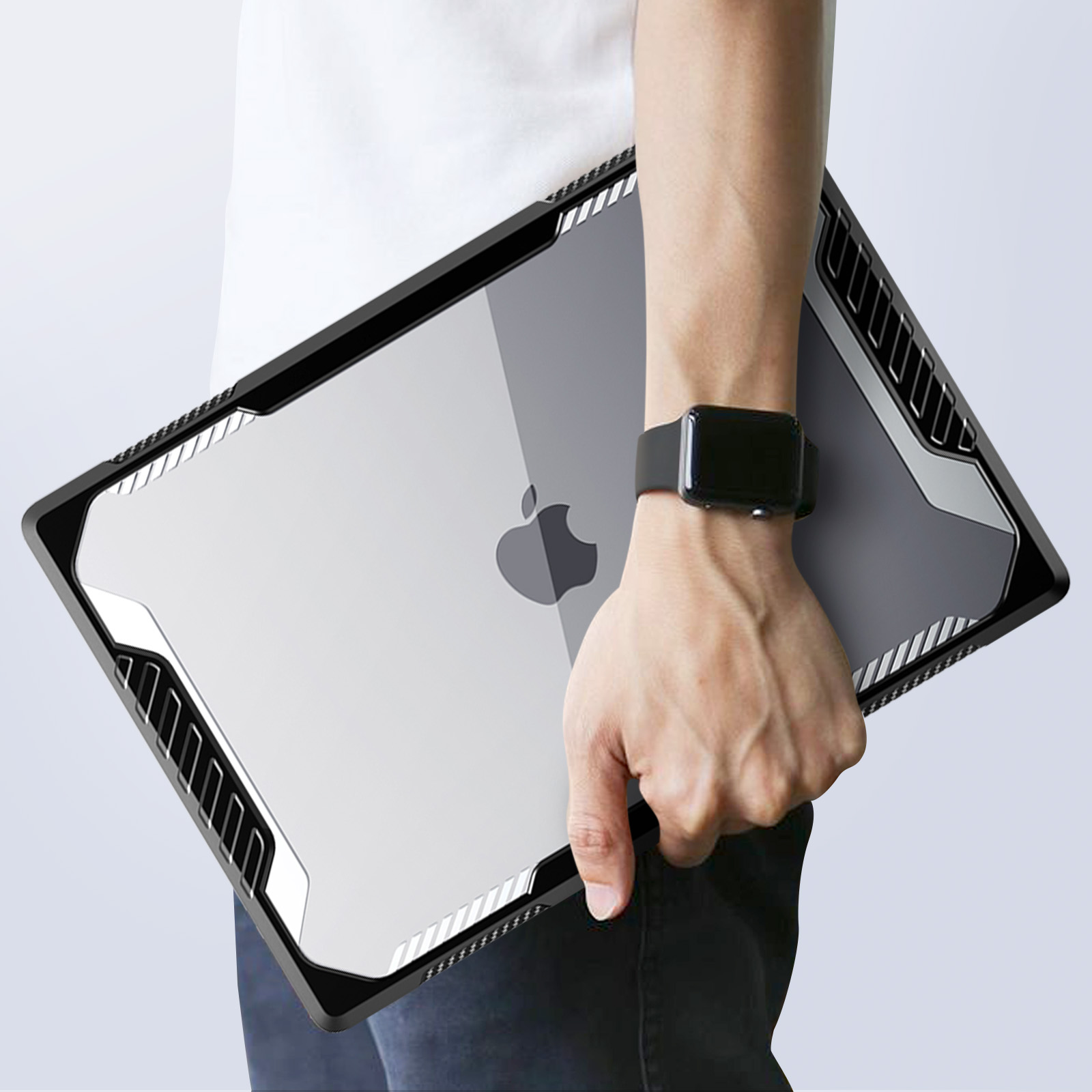 Eine Person hält einen Laptop in einer Schutzhülle. Der Laptop hat ein Apple-Logo.