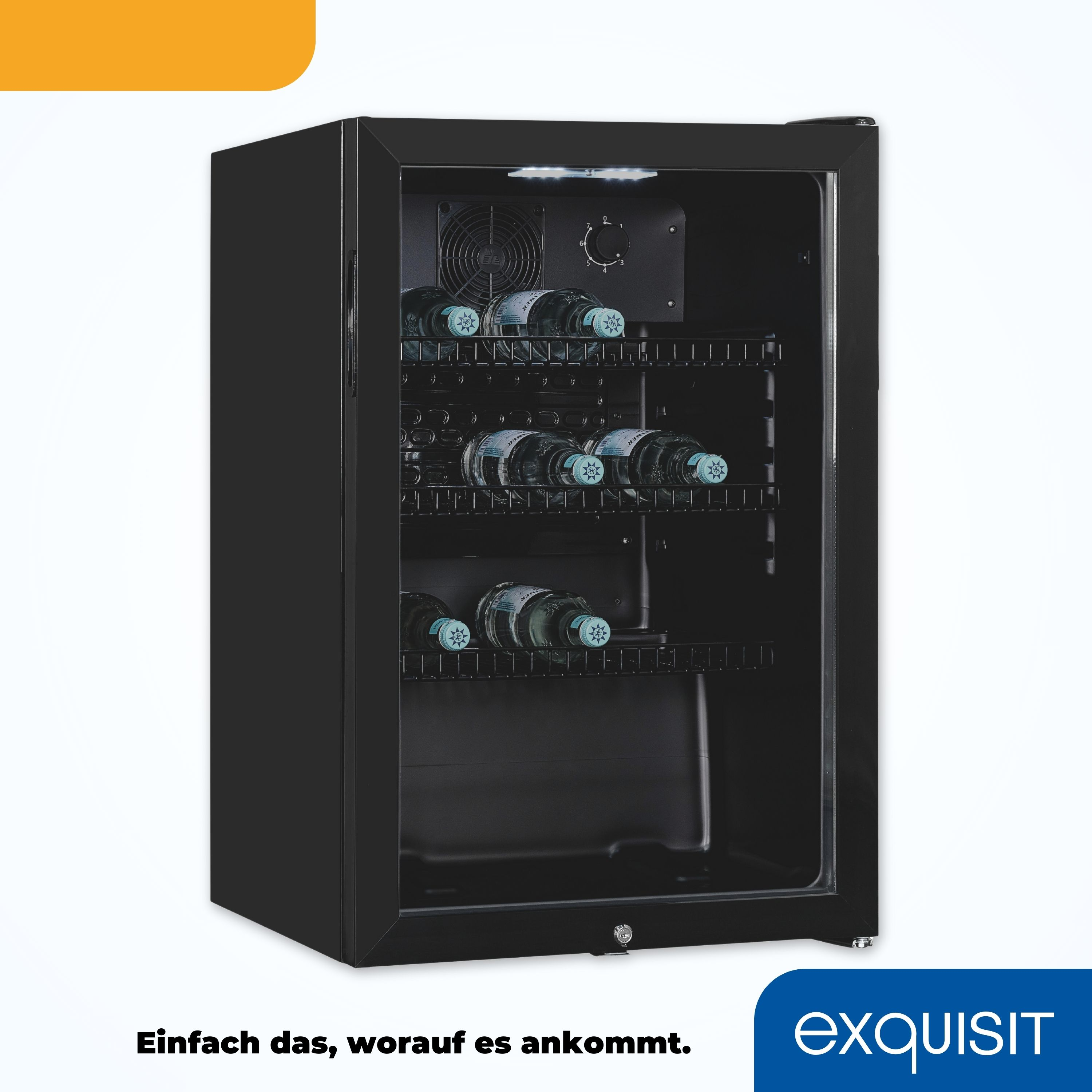 Ein schwarzer Kühlschrank mit Glastür, gefüllt mit Wasserflaschen, und dem Wort 'exquisit'.