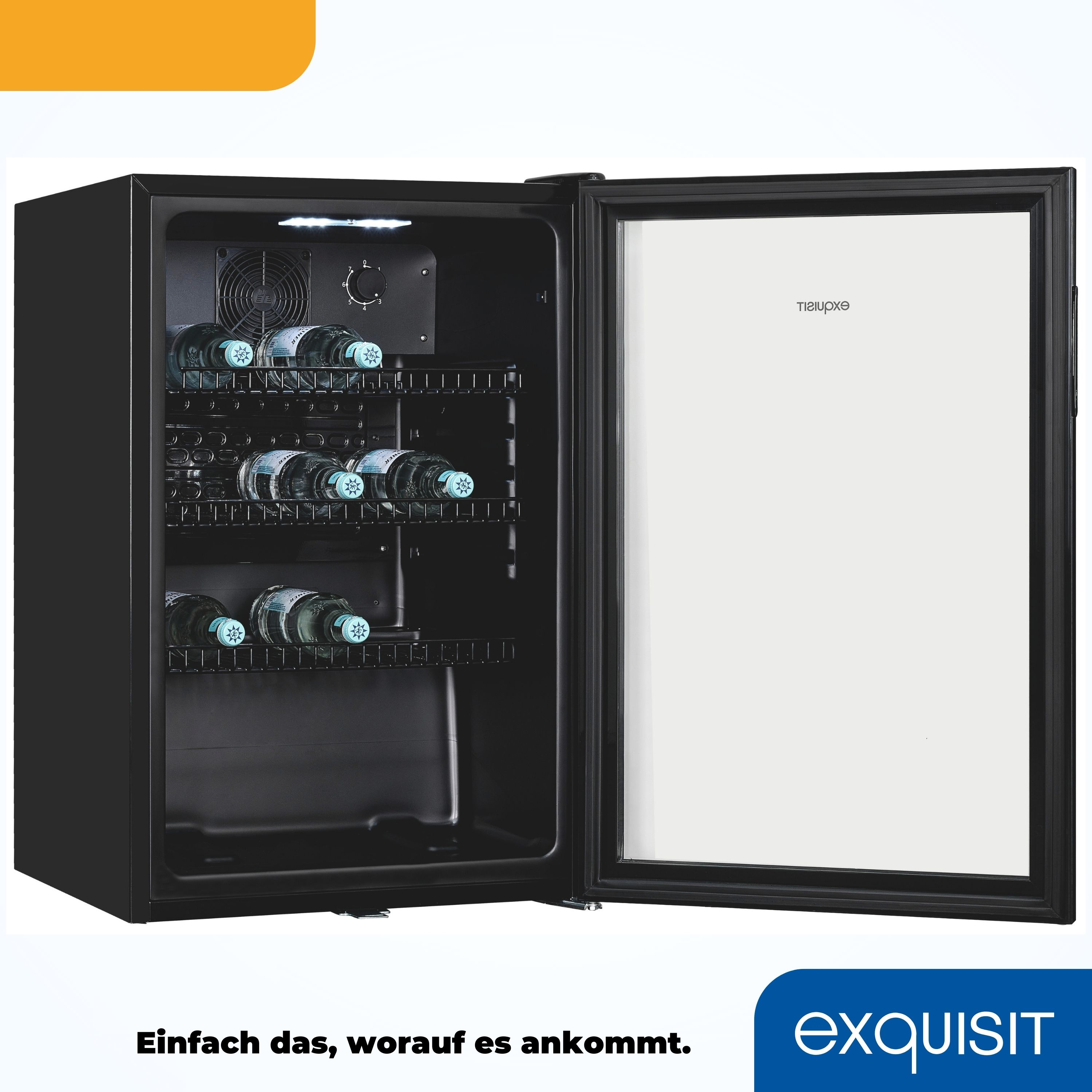 Ein schwarzer Minikühlschrank mit Glastür, geöffnet. Wasserflaschen sind im Inneren, mit dem Exquisit-Logo.