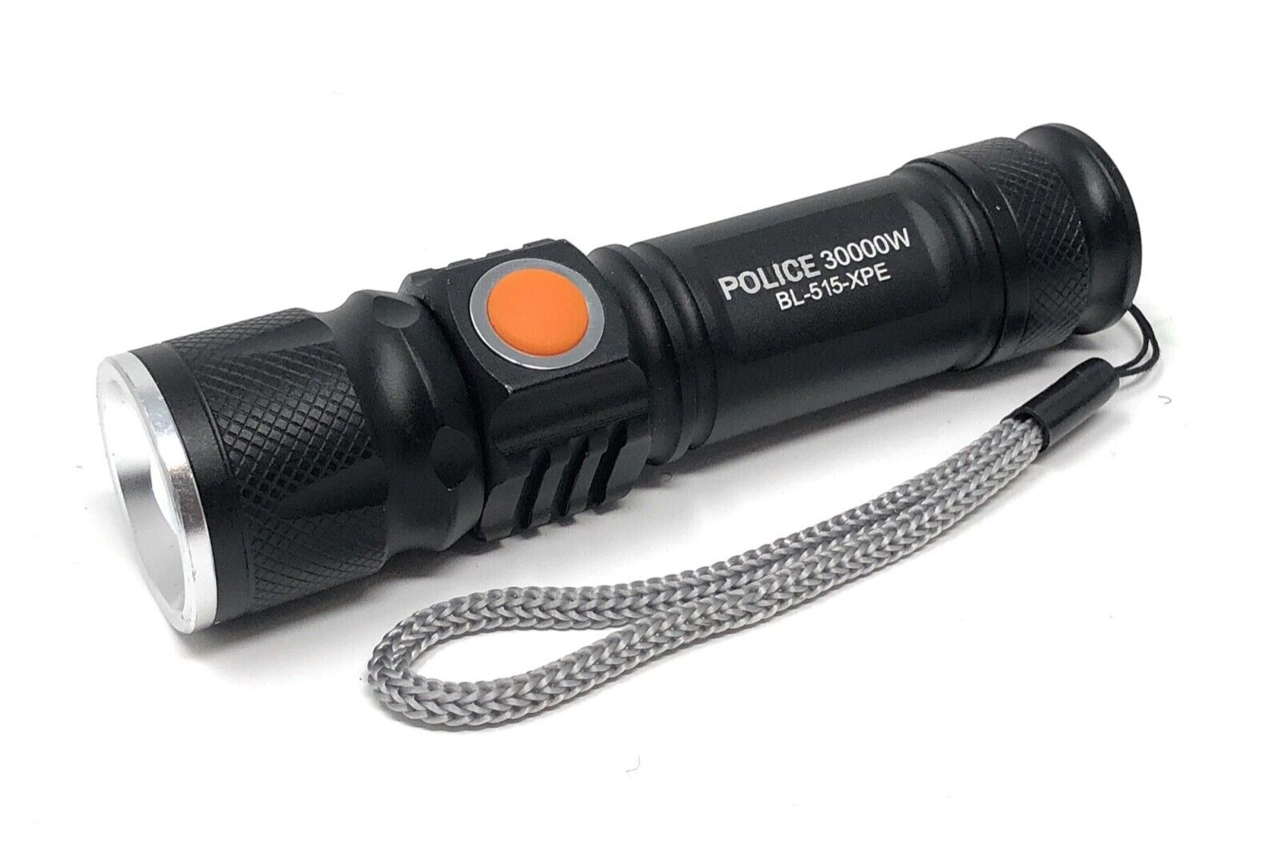 Schwarze Taschenlampe mit orangefarbener Taste. Der Text auf der Taschenlampe lautet 'POLICE 30000W'.