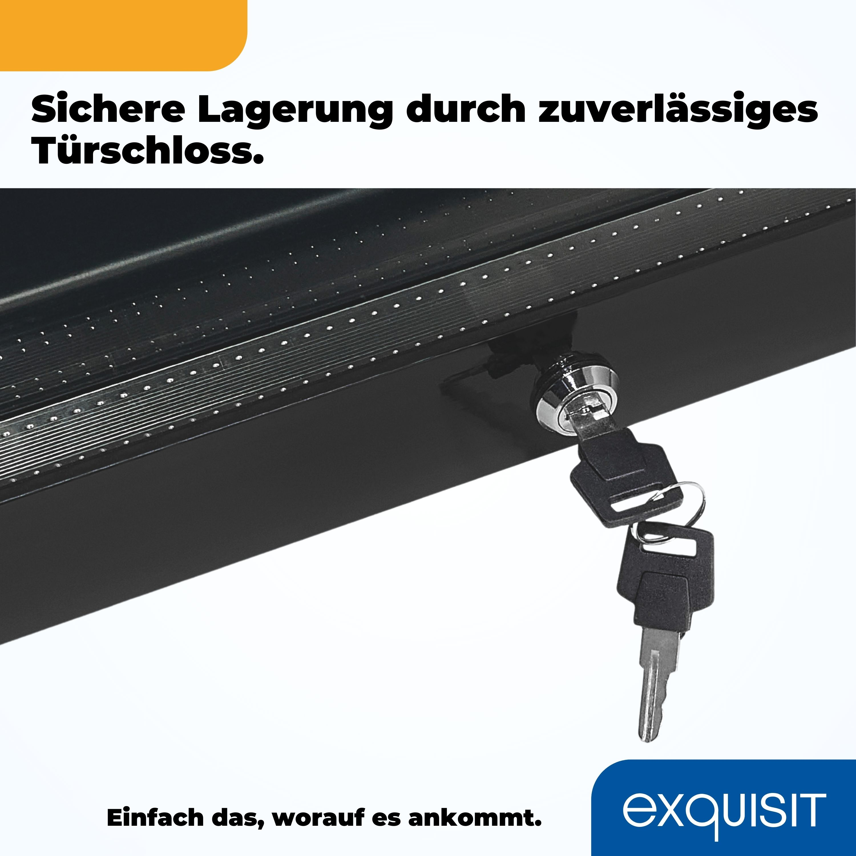 Nahaufnahme eines schwarzen Schranks mit Schlüsseln, die am Schloss hängen.