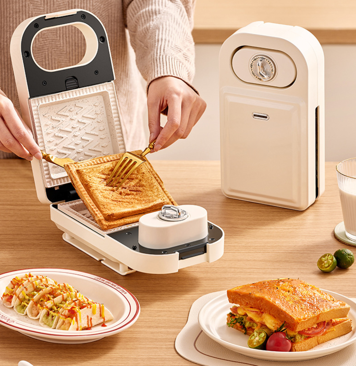 Eine Person benutzt einen Sandwichmaker. Sandwiches und Zutaten auf einem Holztisch.