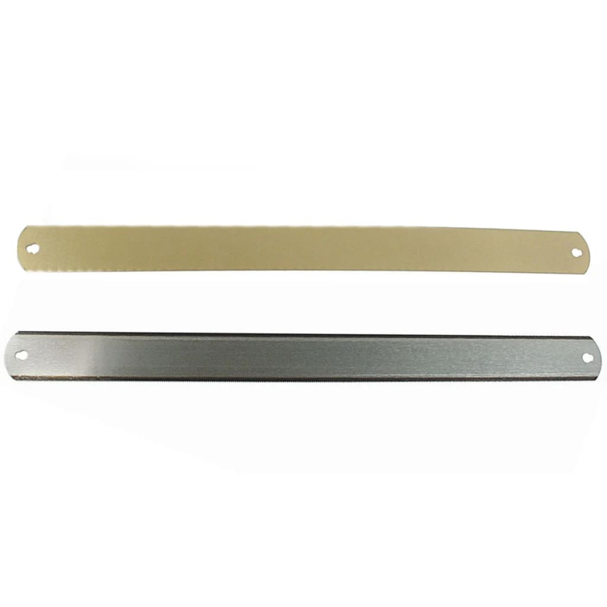 Zwei Metallsägeblätter auf weißem Grund, eines beige und eines silber.