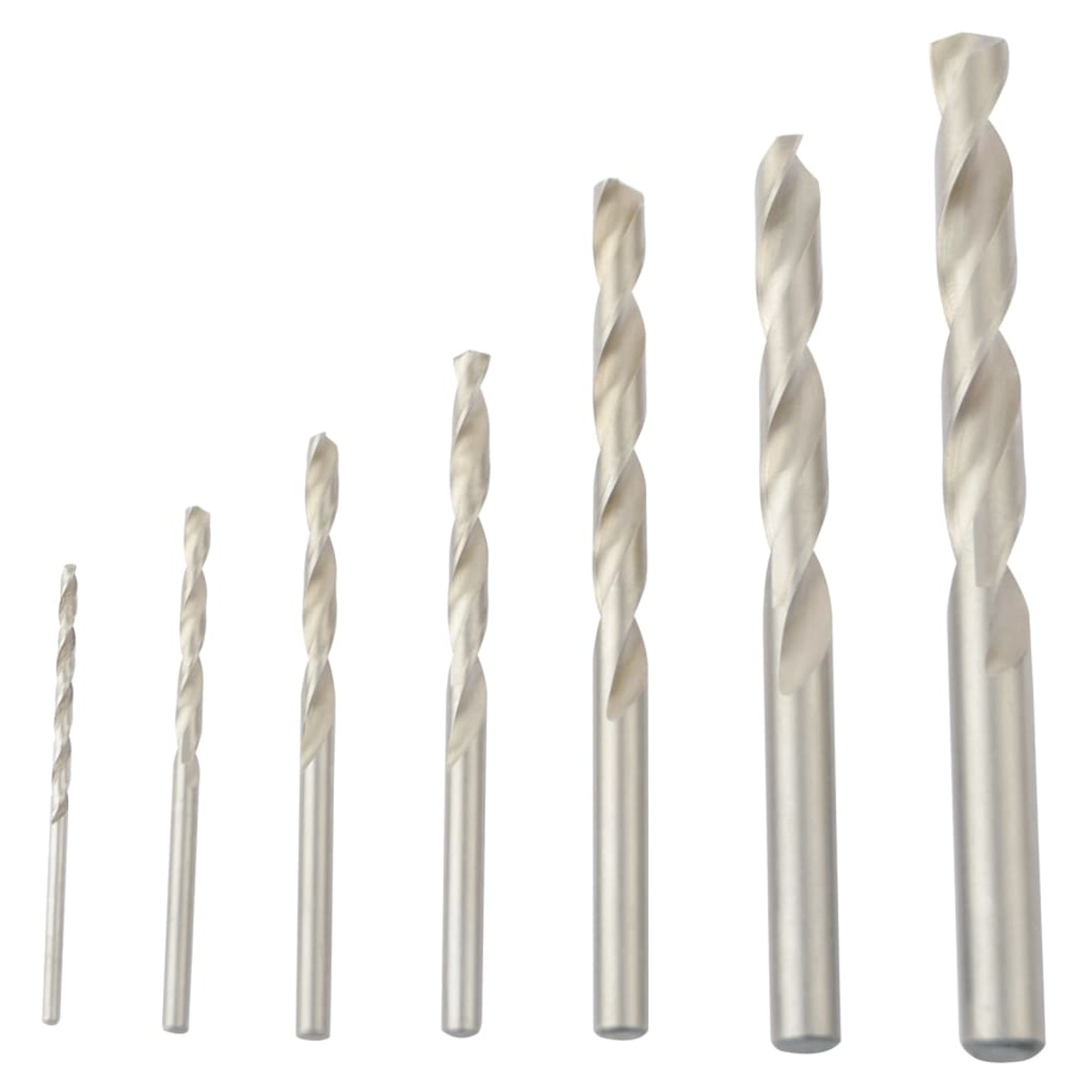 Set metallischer Bohrer, verschiedene Größen, vertikal auf weißem Untergrund angeordnet.