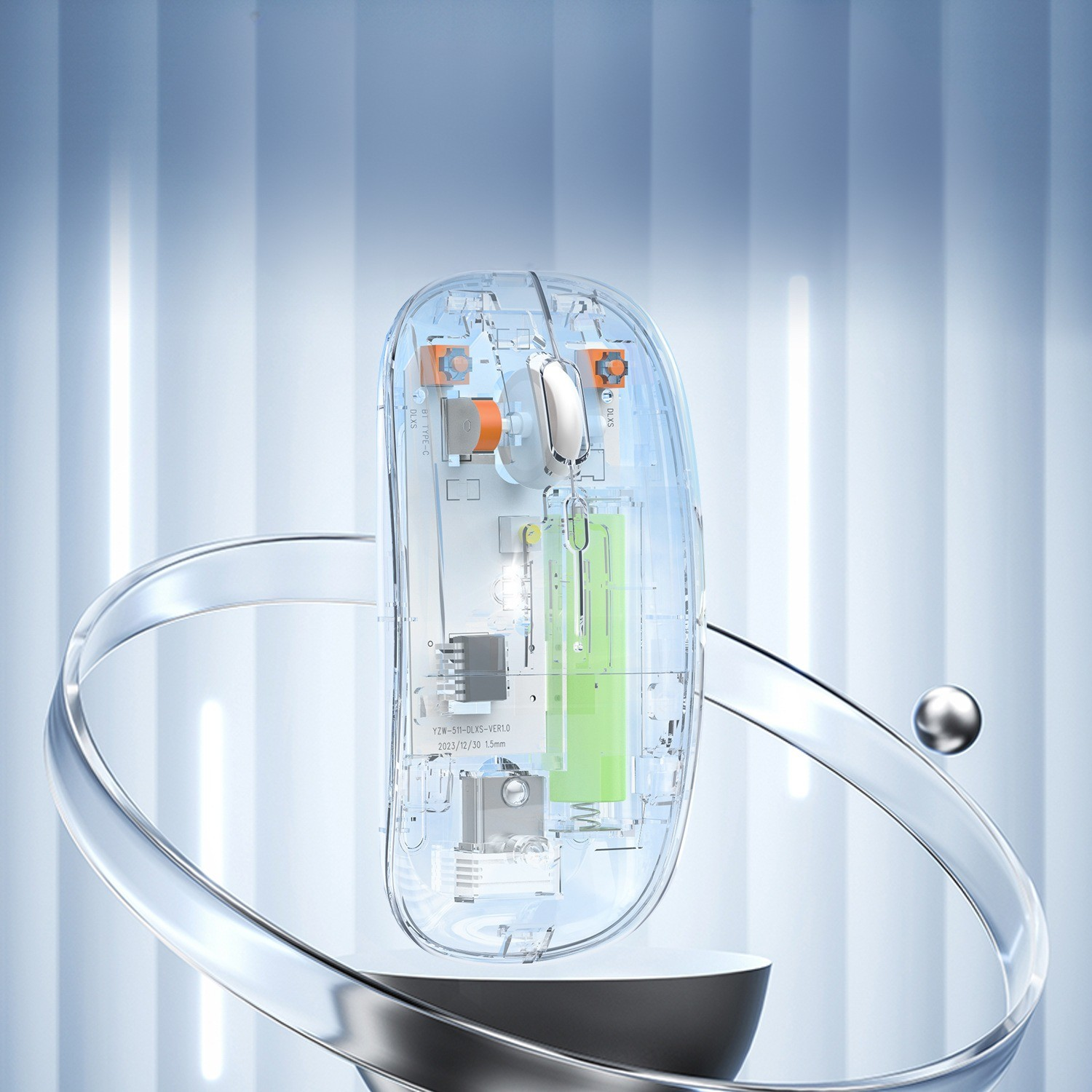 Transparente Maus mit sichtbaren internen Komponenten. Eine grüne Batterie ist innen, auf einem Ständer.