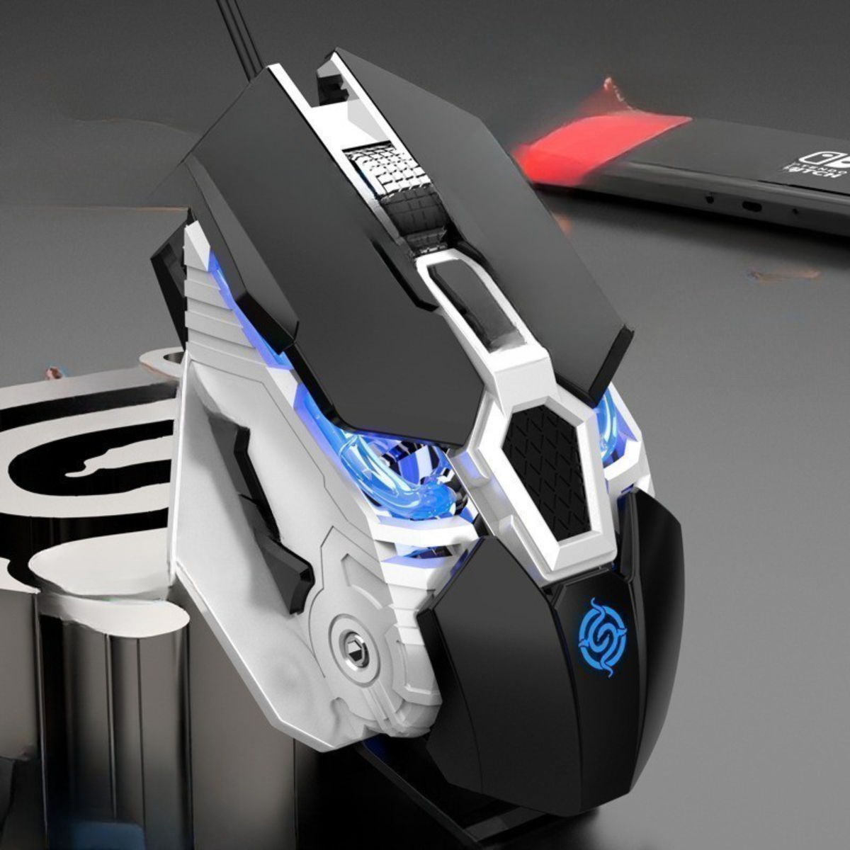 Gaming-Maus in einem Roboterdesign mit blauen Lichtern und einem Emblem.