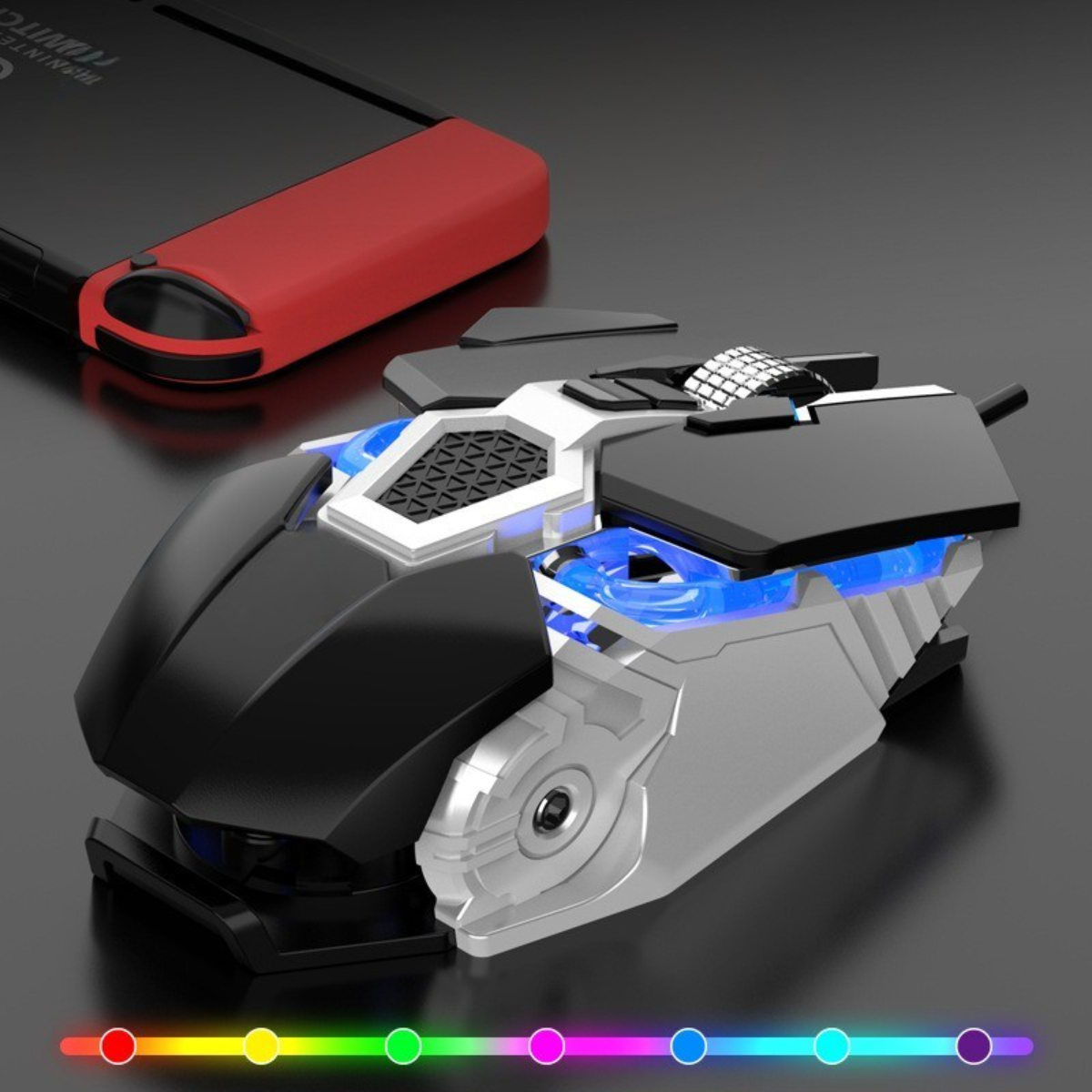 Eine Gaming-Maus mit RGB-Beleuchtung, Schwarz-, Weiß- und Silberfarben und ein rotes Telefon.