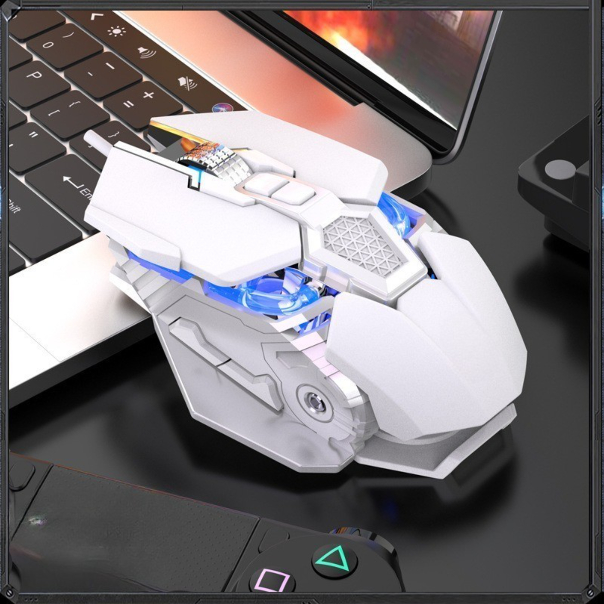 Weiße Gaming-Maus mit blauen Lichtern, in der Nähe eines Laptops und Controllers.