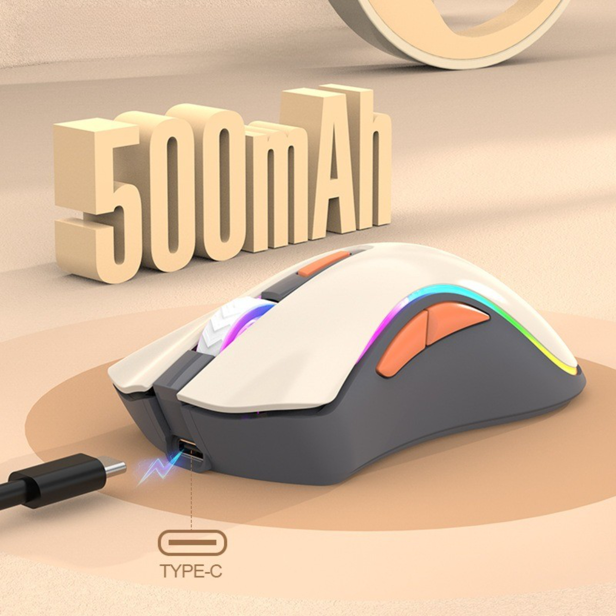 Weiße und graue Gaming-Maus mit orangefarbenen und blauen Akzenten, Laden via USB-C.