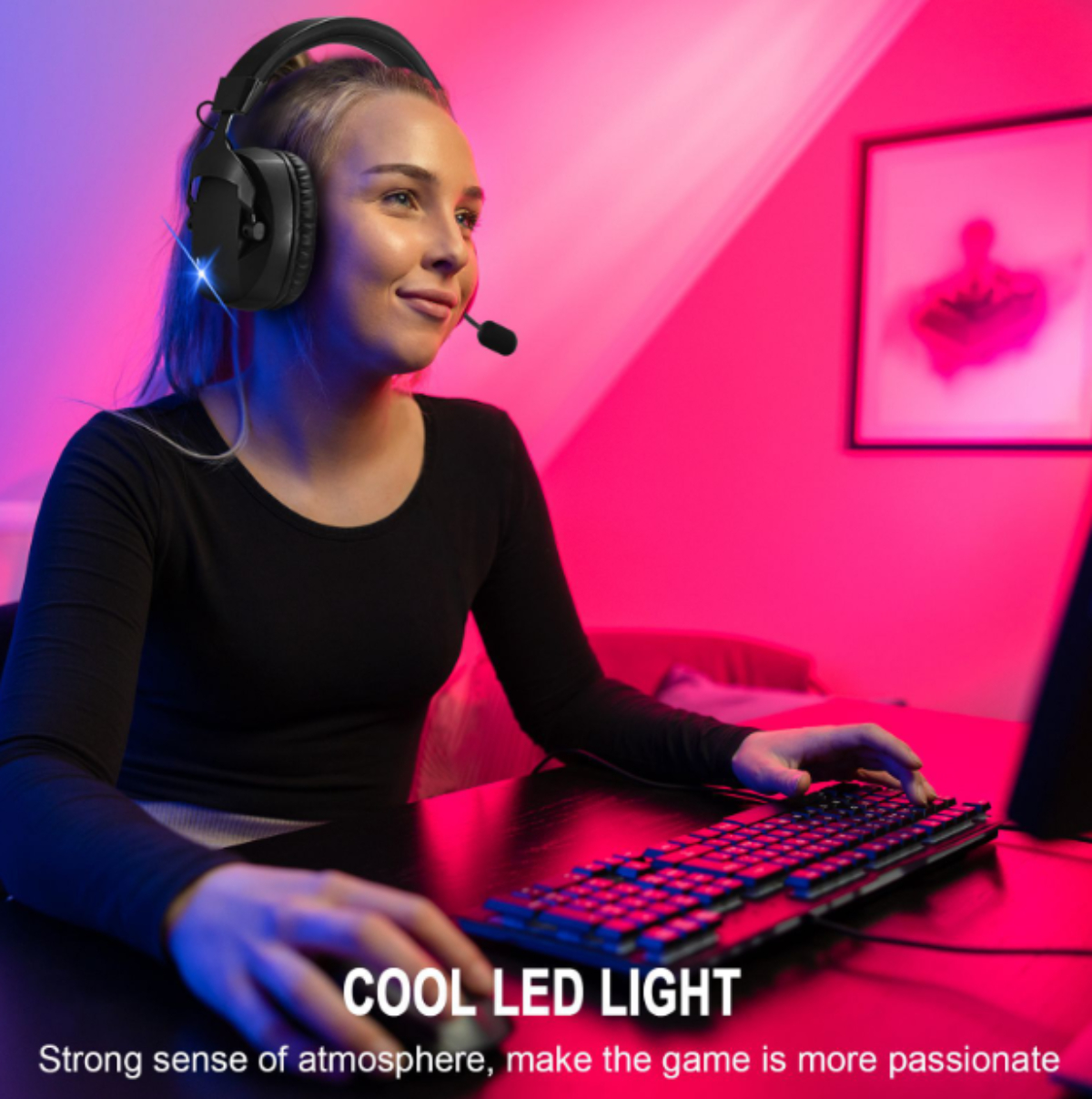Eine Frau mit Kopfhörern spielt ein Spiel auf einer Tastatur. Die Szene ist mit rosa und lila Lichtern beleuchtet.