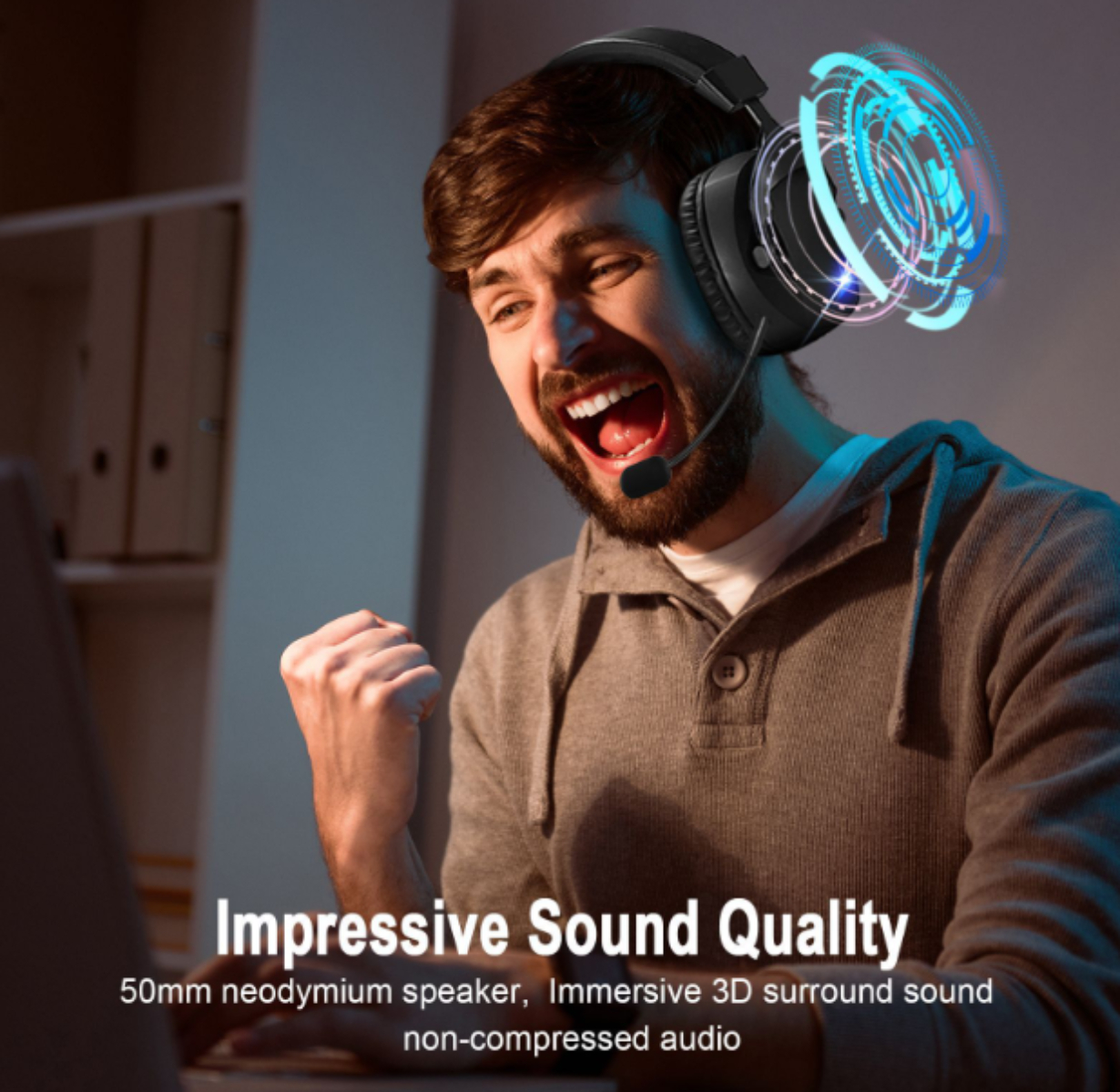 Gamer mit Headset und Mikrofon, zeigt Aufregung. Grafiken von Schallwellen im Hintergrund.