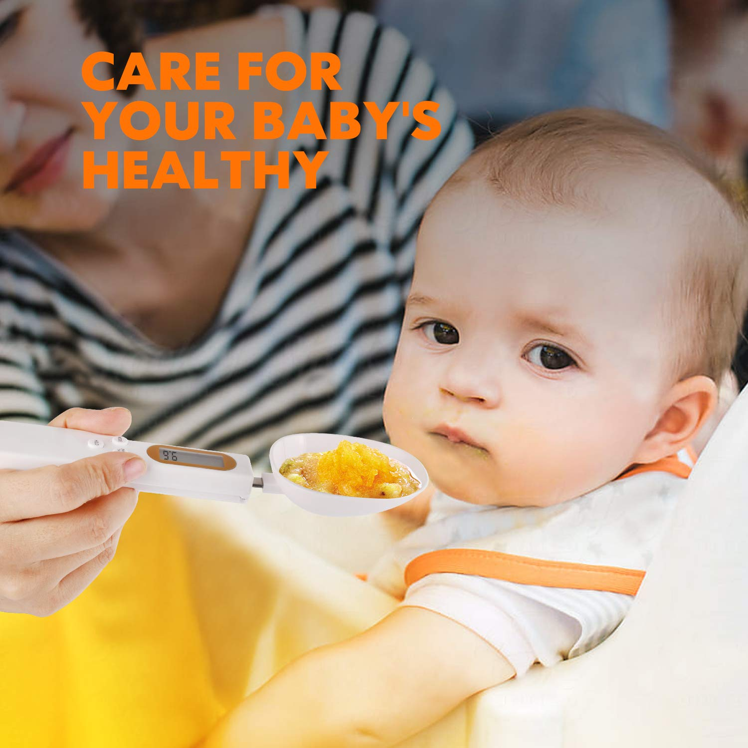 Dziecko karmione łyżeczką. Na łyżeczce jest jedzenie, a dziecko patrzy w kamerę.