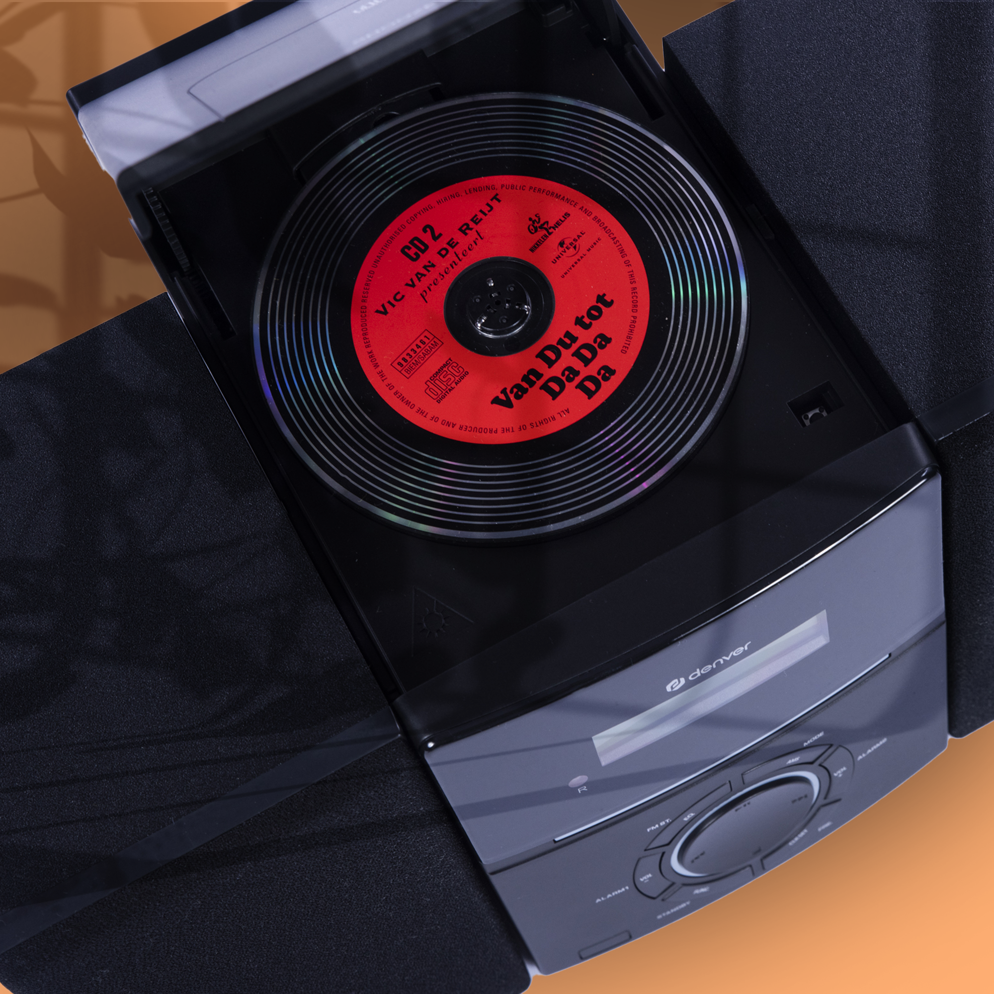 Czarny zestaw stereo z odtwarzanym CD. Na płycie CD napis 'Van Du tot Da Da'.