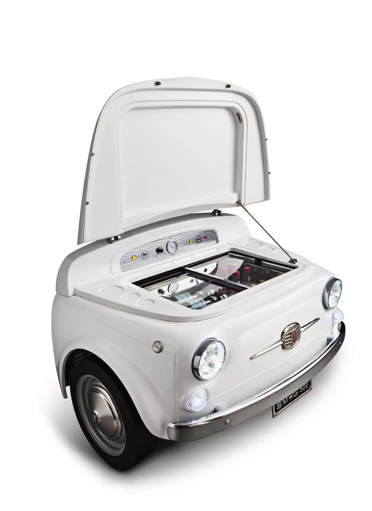 Fiat 500 blanco con el capó abierto, mostrando una barra en el interior.