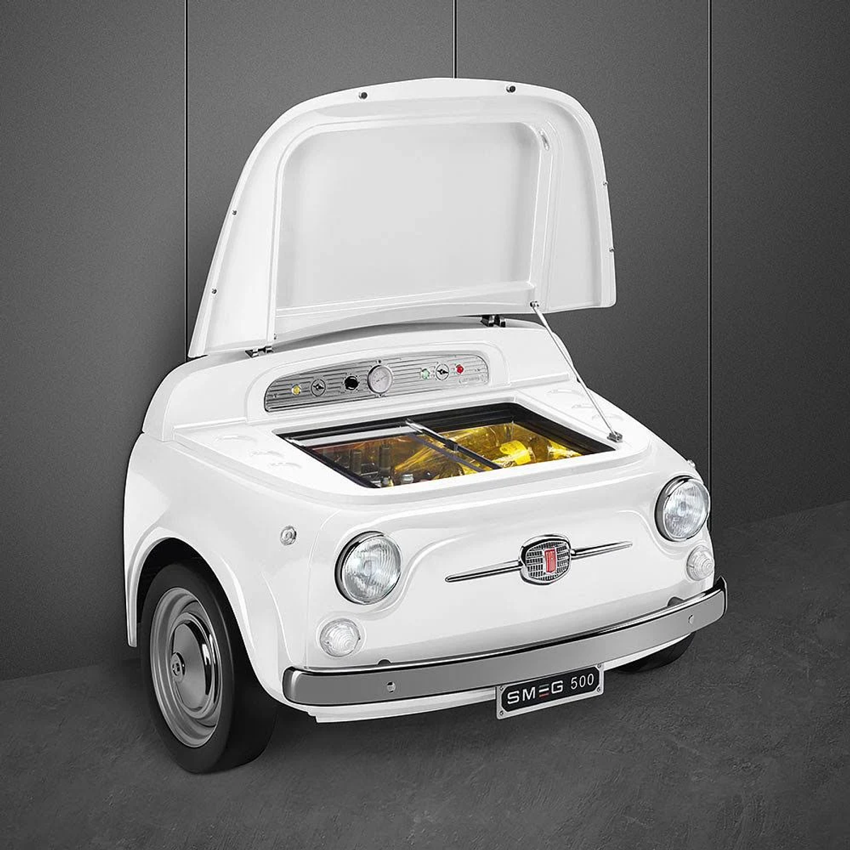 Un refrigerador SMEG blanco con forma de coche clásico, con el capó abierto.