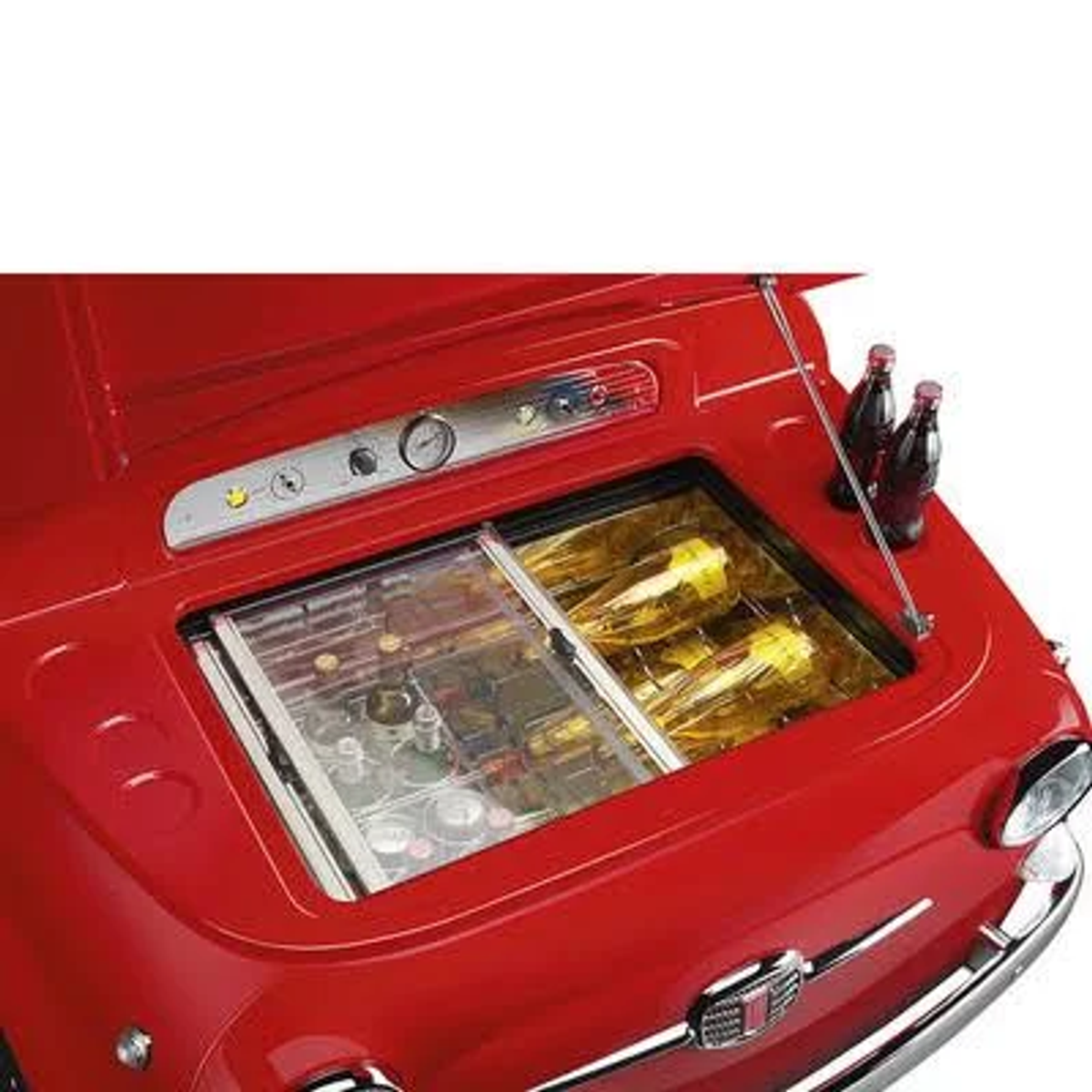 Capó de coche rojo abierto, mostrando botellas y equipo de bar.