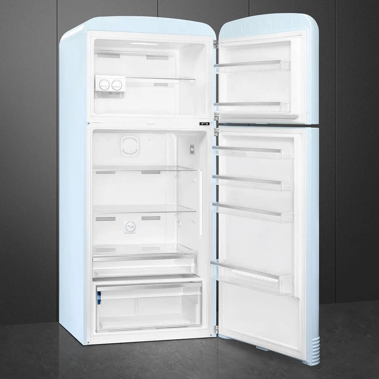 Refrigerador azul estilo vintage con las puertas abiertas, mostrando estantes y contenido.