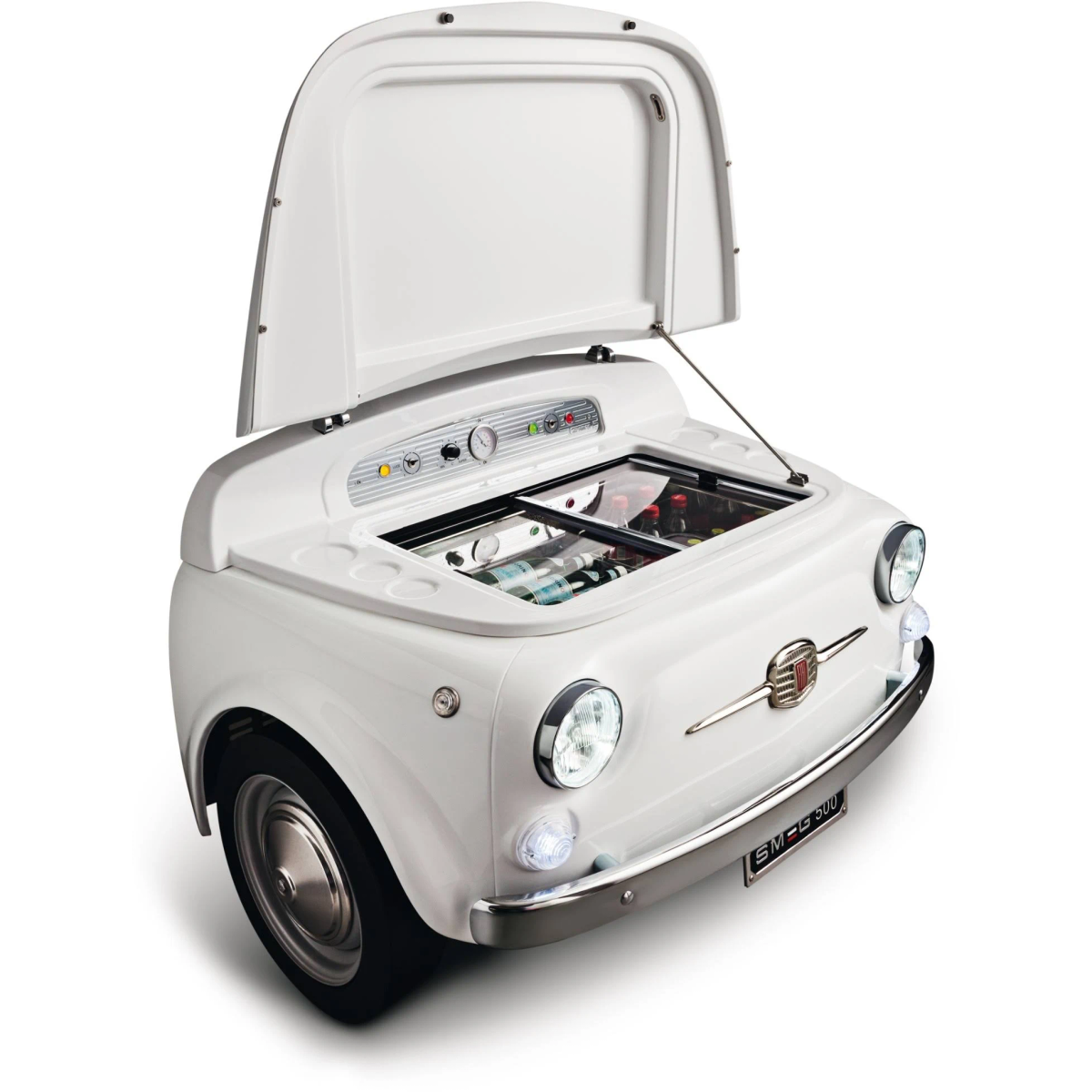 Nevera blanca en forma de Fiat 500 con capó abierto, interior con botellas, detalles cromados.