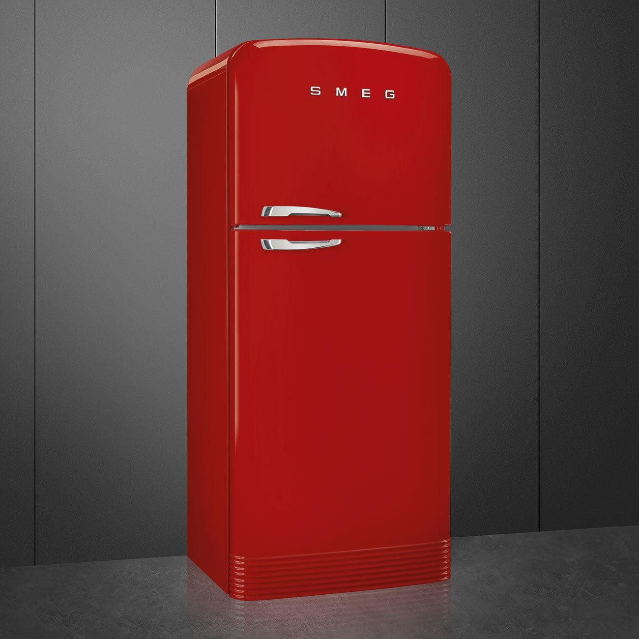Refrigerador SMEG rojo con manija.