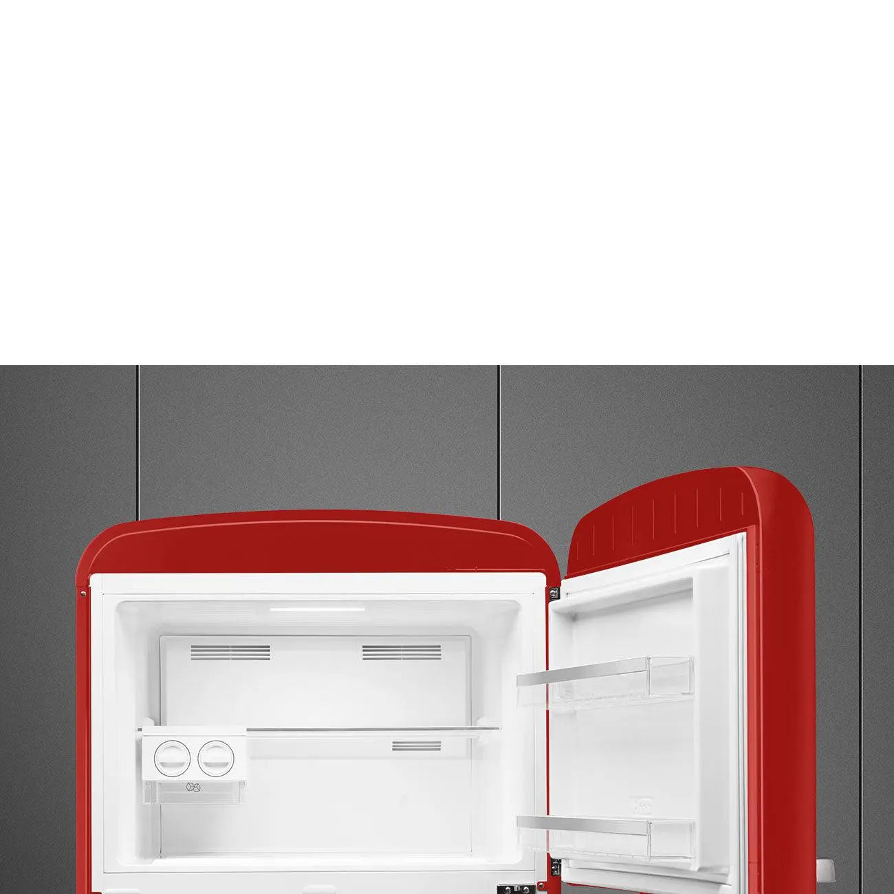 El interior de un refrigerador SMEG rojo.