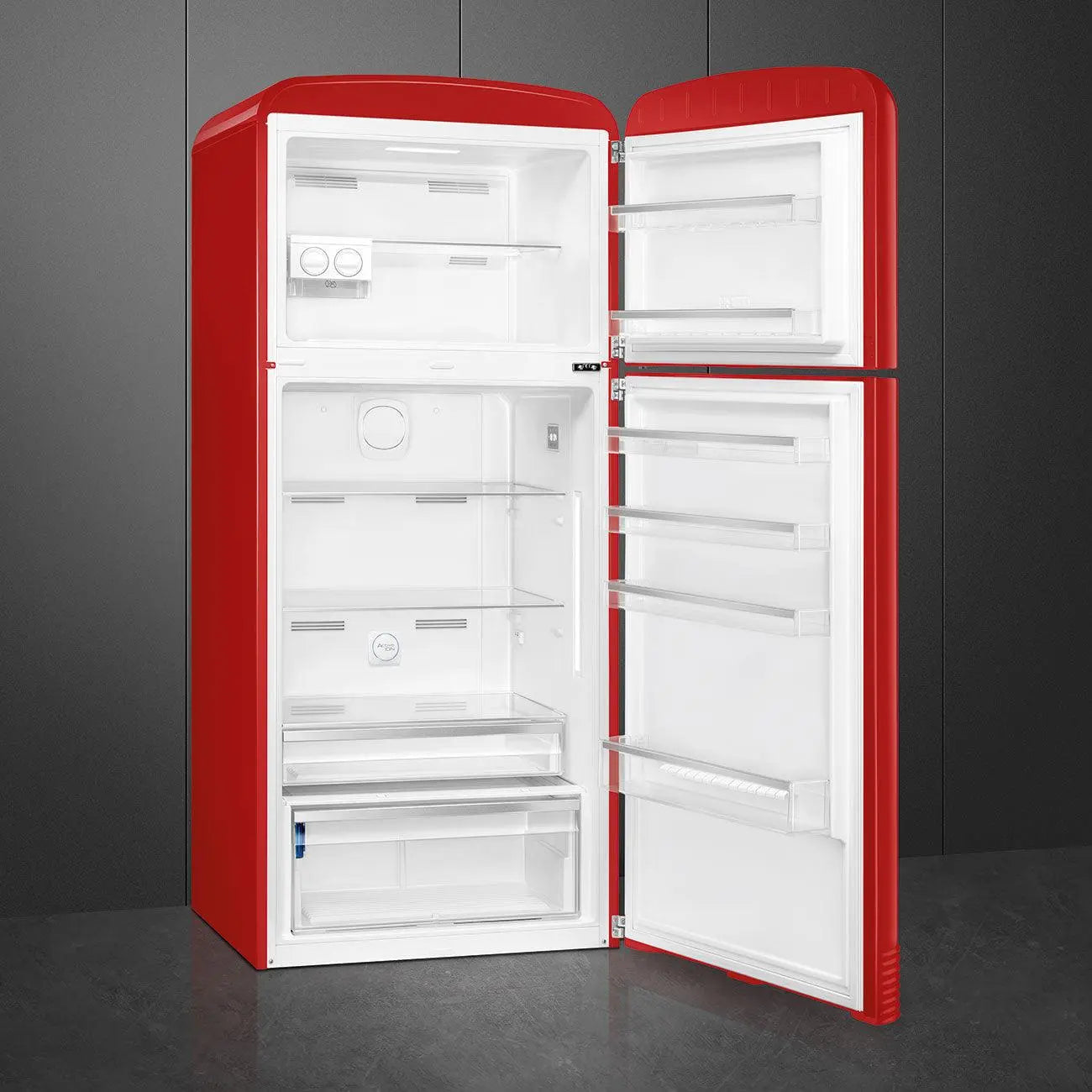 Refrigerador Smeg rojo con puerta abierta. En el interior hay estantes y compartimentos.