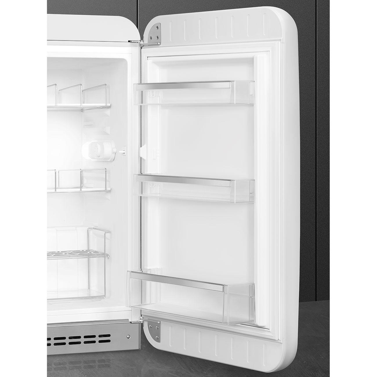 Refrigerador SMEG blanco con la puerta abierta, mostrando estantes y detalles interiores.