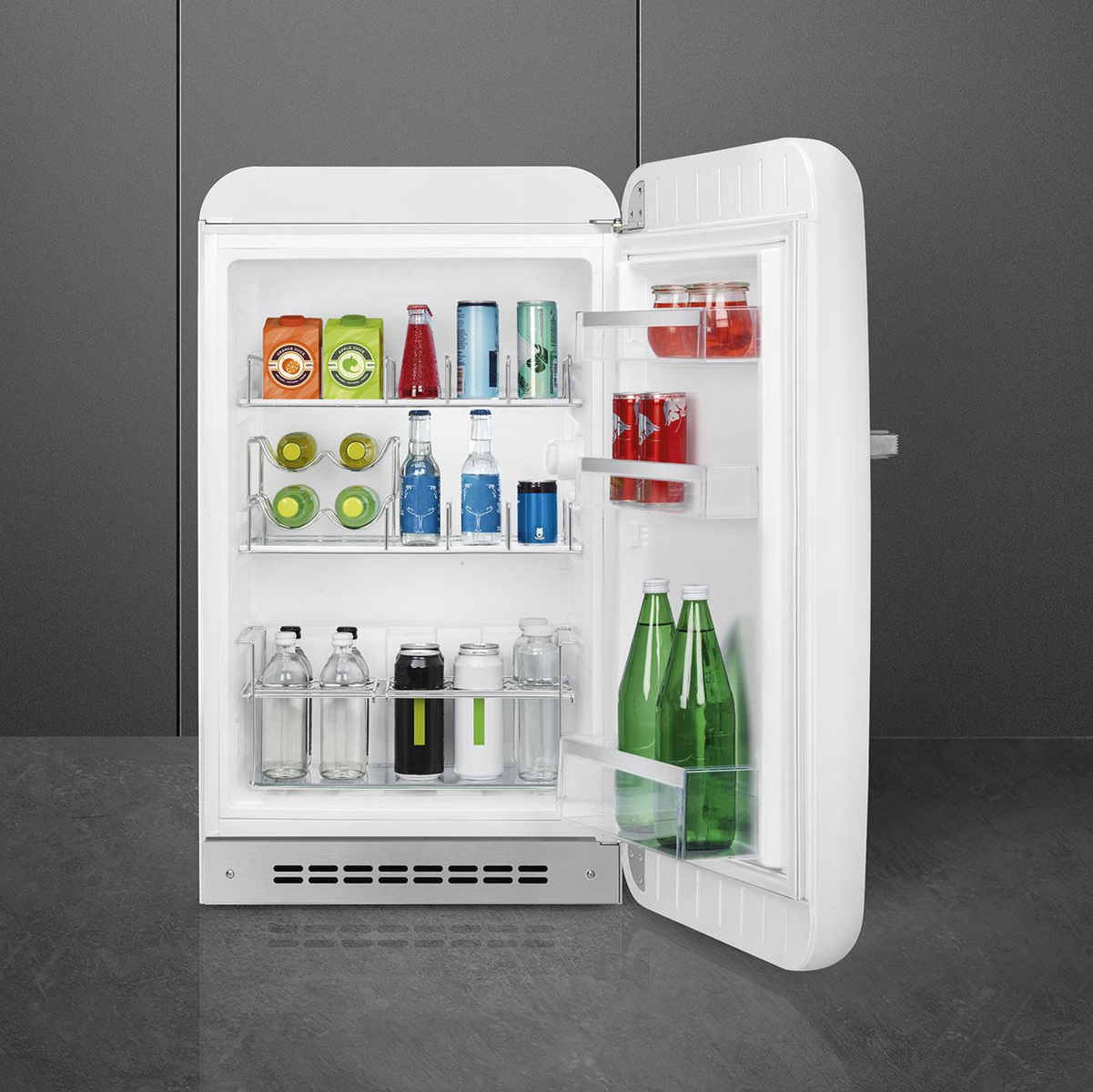 Un refrigerador blanco con la puerta abierta, lleno de bebidas y alimentos.