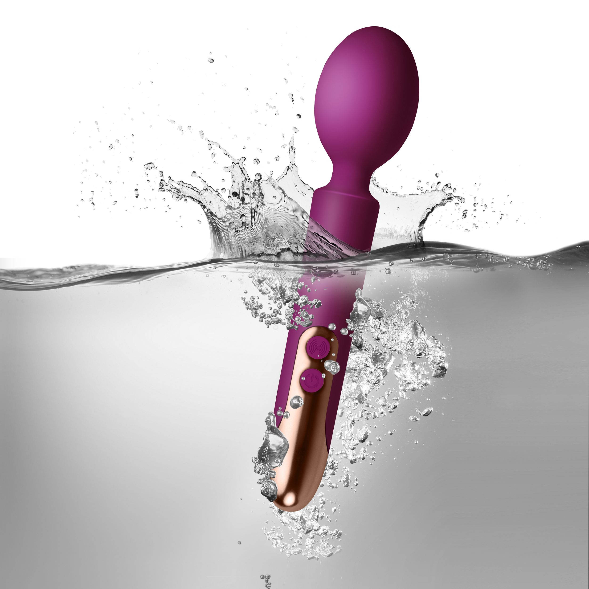 Ein Sexspielzeug spritzt ins Wasser.