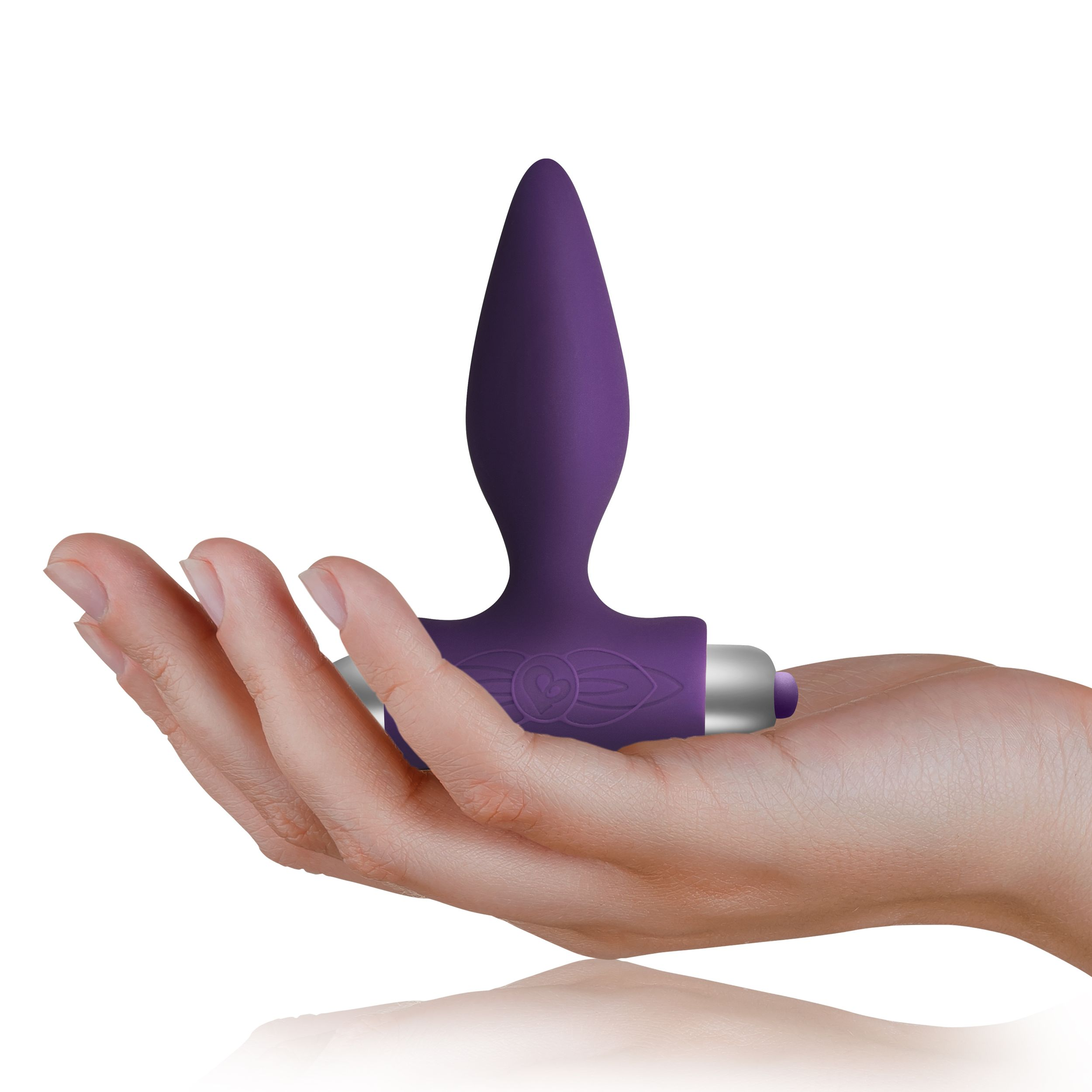 Eine Hand hält ein lila Sexspielzeug, mit abgerundeter Spitze und silbernem Griff.