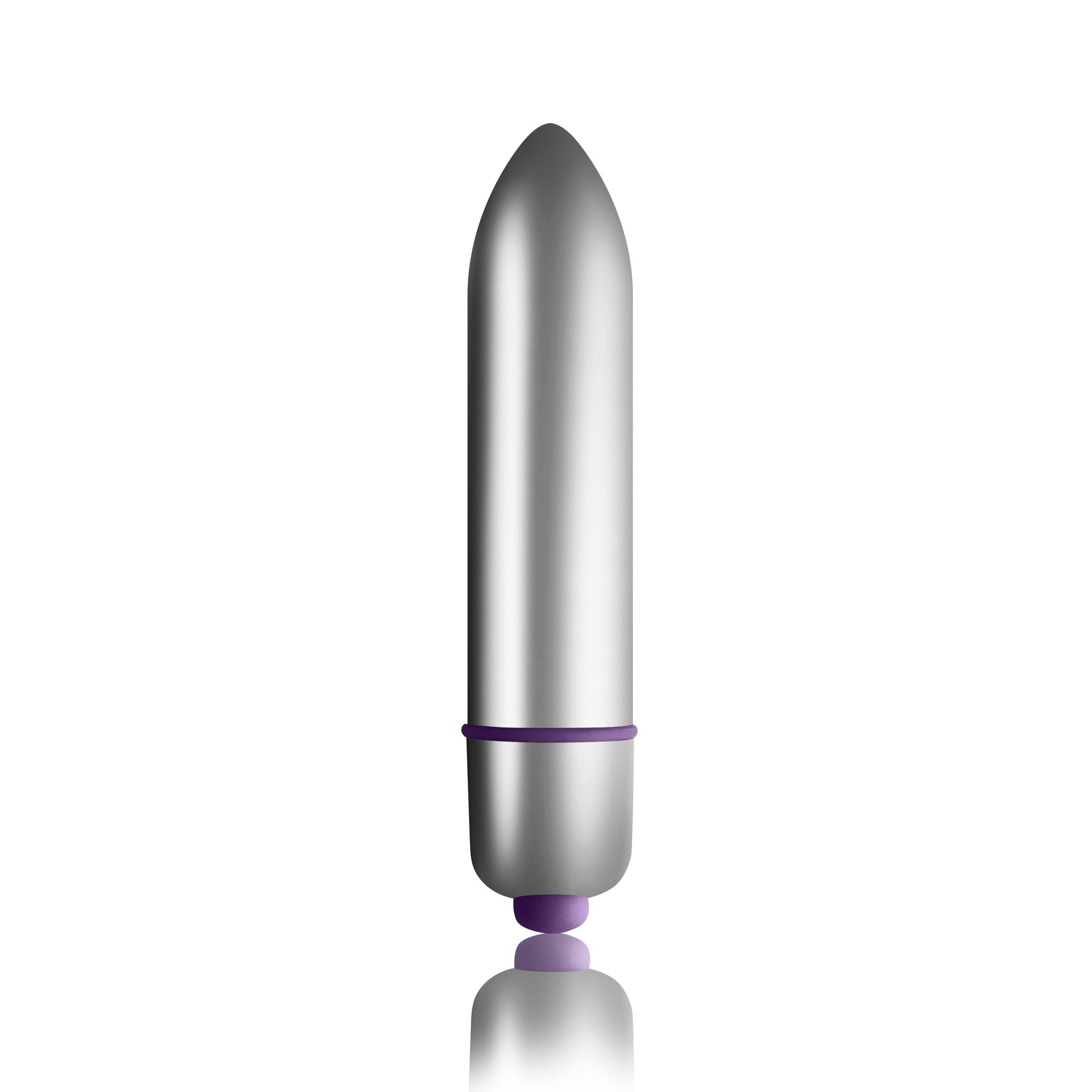 Ein silberner Vibrator mit einem lila Ring in der Nähe der Spitze. Weißer Hintergrund.