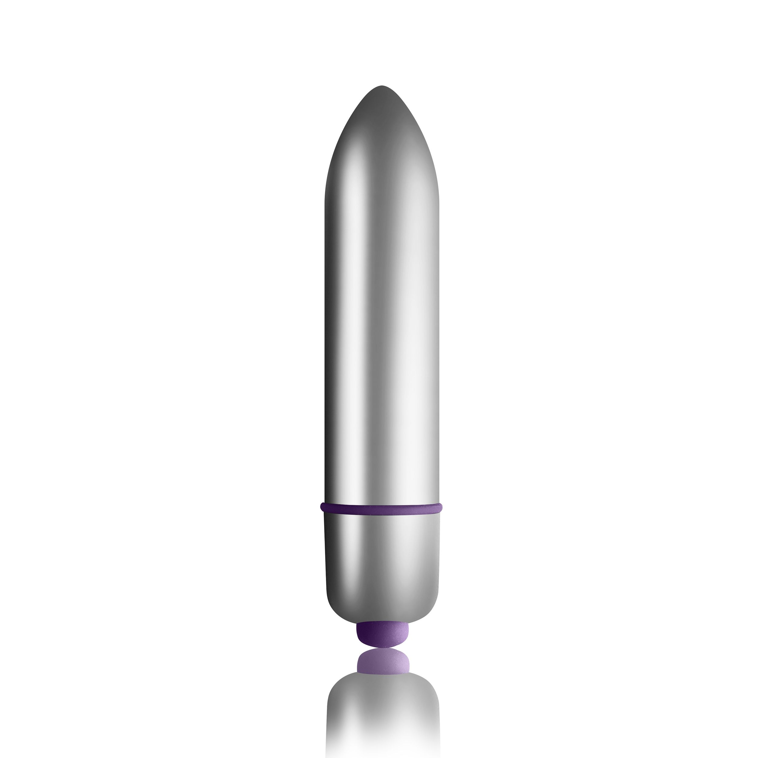 Ein silberner Vibrator mit lila Spitze und Ring, reflektiert auf einer weißen Oberfläche.