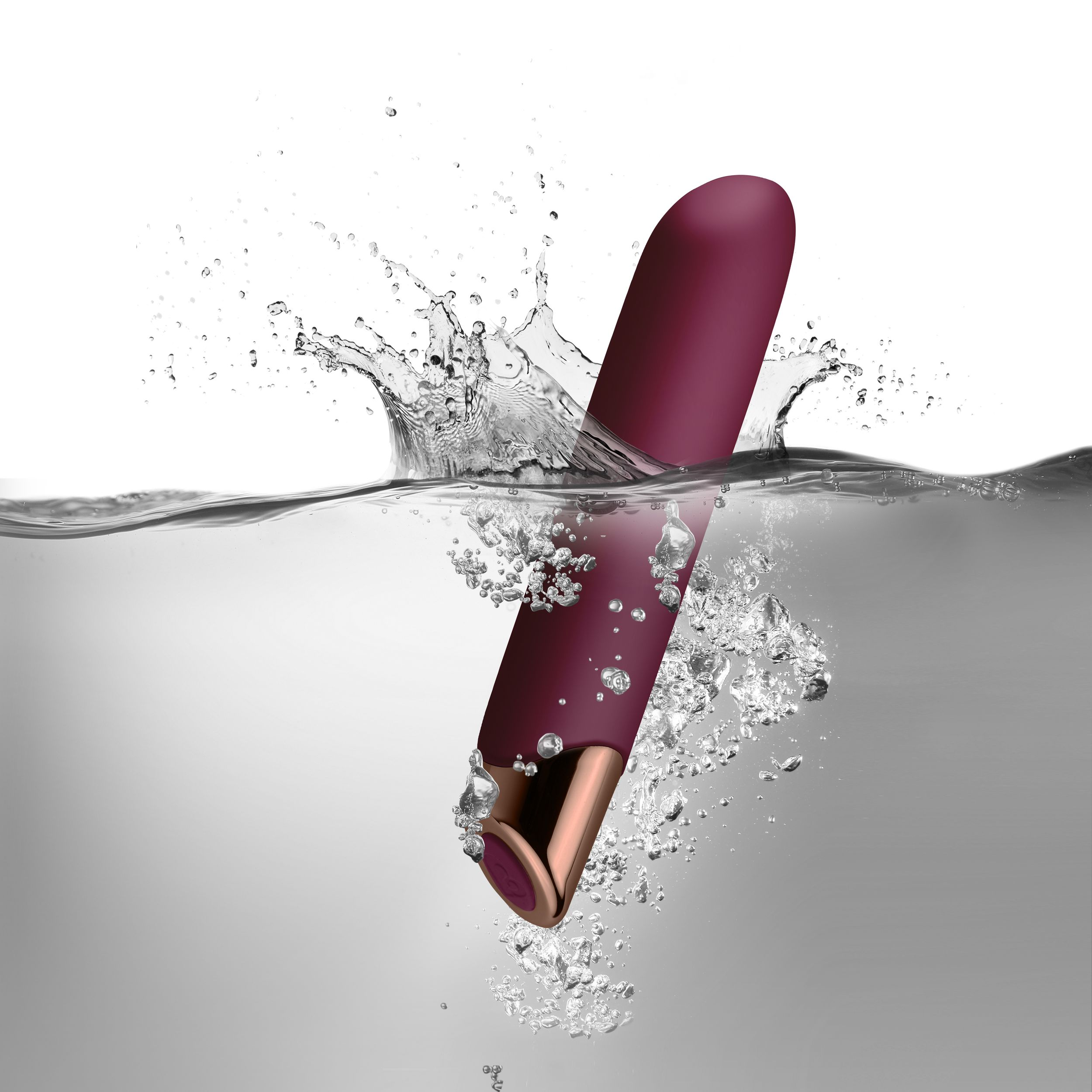 Ein lila Vibrator im Wasser, der Spritzer und Blasen erzeugt. Kupferakzente sind sichtbar.