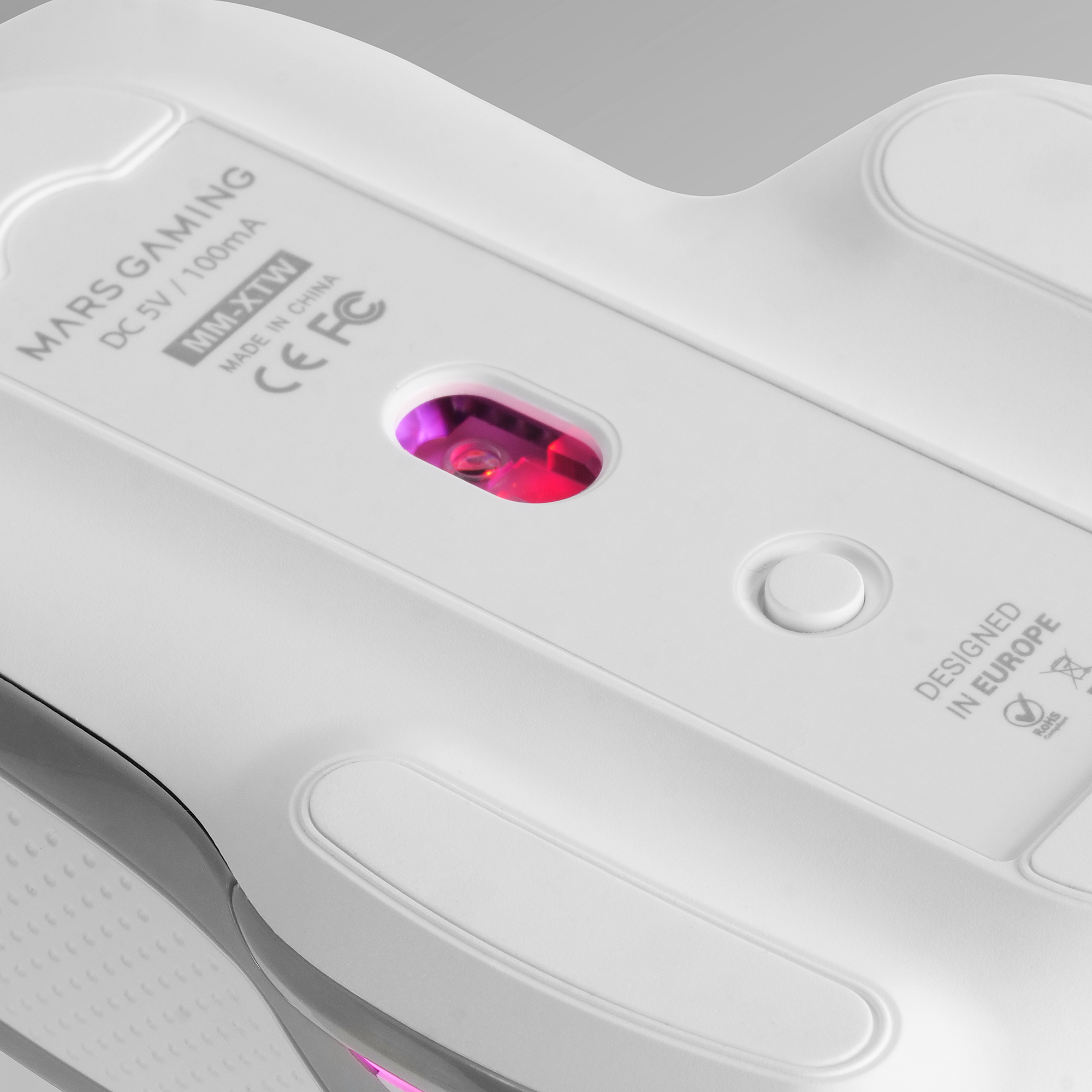 Onderkant van een witte gamingmuis met rood licht en logo's.
