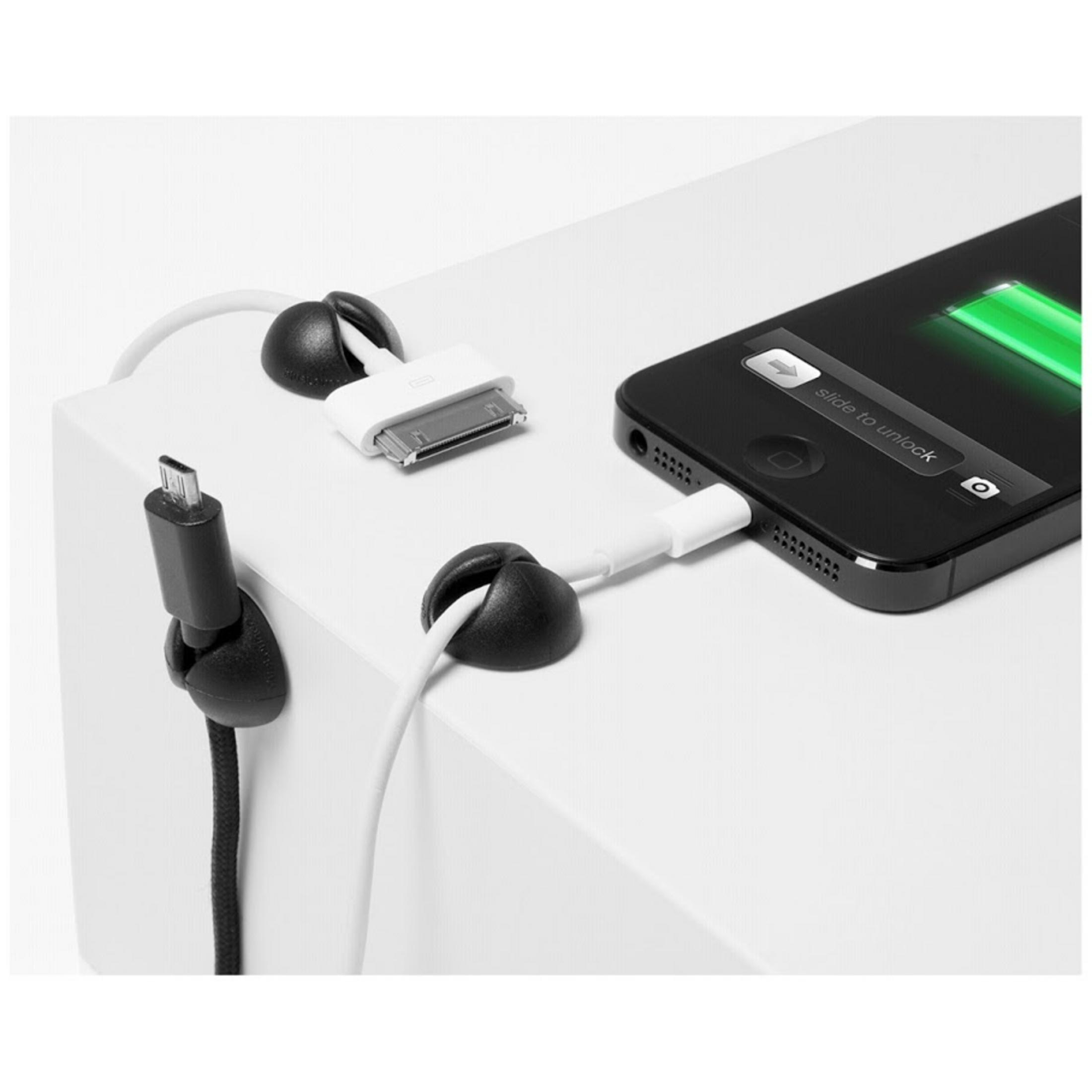 Cables blancos con organizadores conectados a un smartphone negro, superficie blanca.