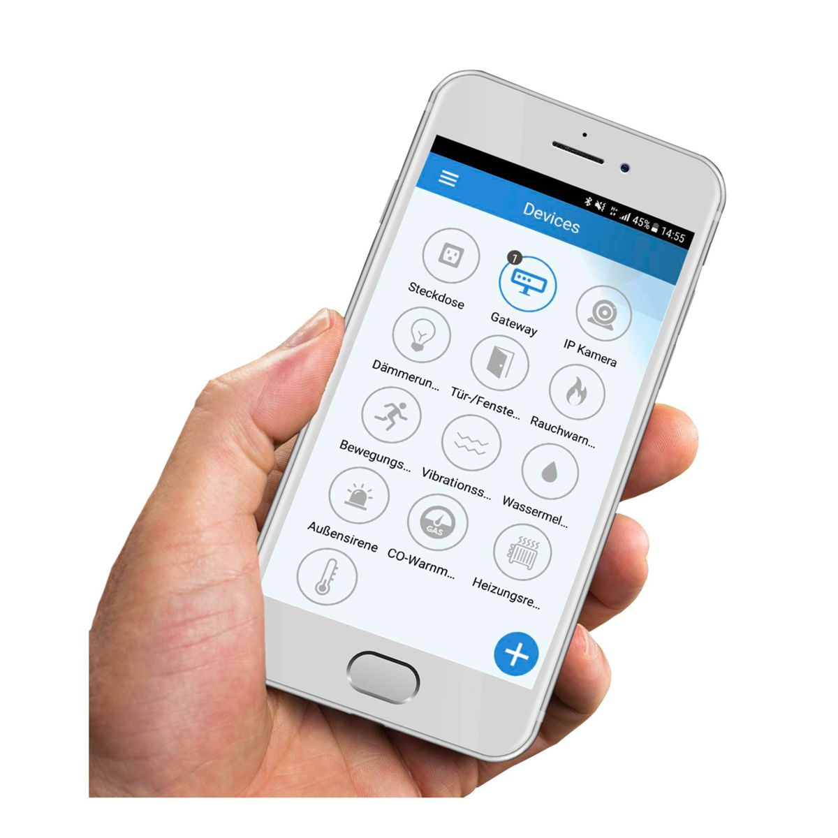 Dłoń trzymająca smartfon z interfejsem aplikacji smart home z różnymi ikonami urządzeń.