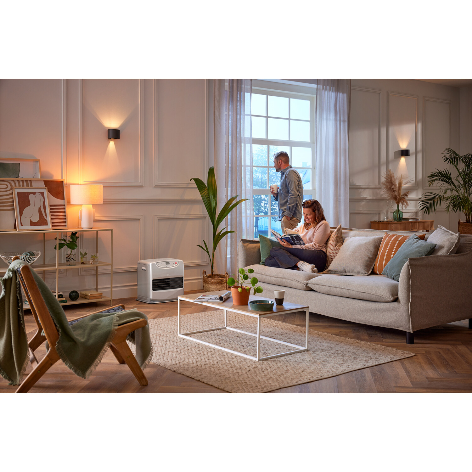 Wohnzimmer mit Personen, Lichtern und Möbeln.