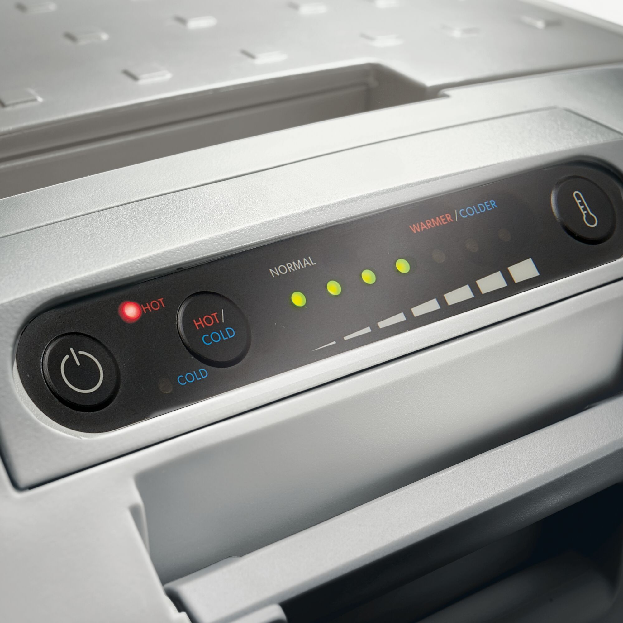 Białe wnętrze lodówki, otwarte, na białym tle.