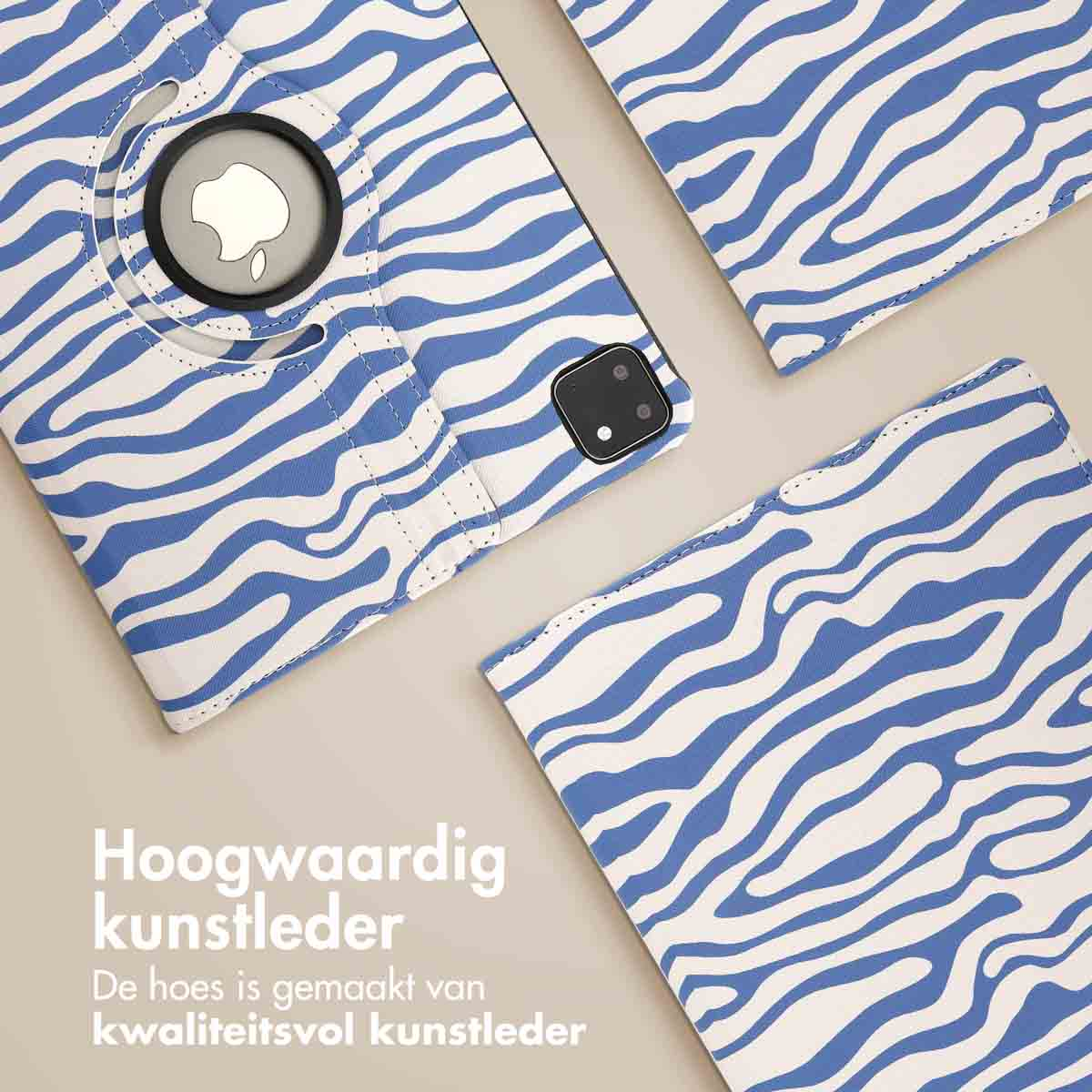 Blue and white zebra print tablet case and accessories. White background. Text in Dutch.