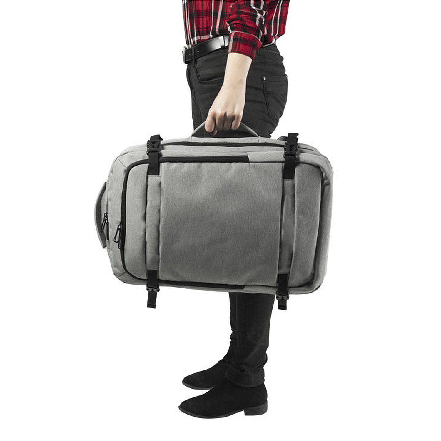 Persona che trasporta una borsa da viaggio grigia. Pantaloni e scarpe neri, sfondo bianco.