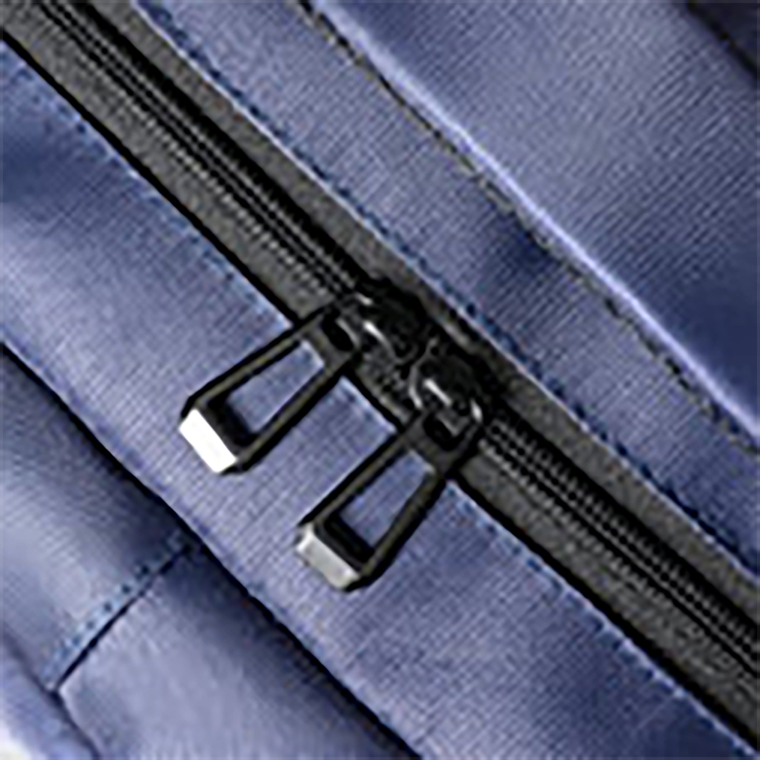 Primo piano di un tessuto blu con una cerniera nera.