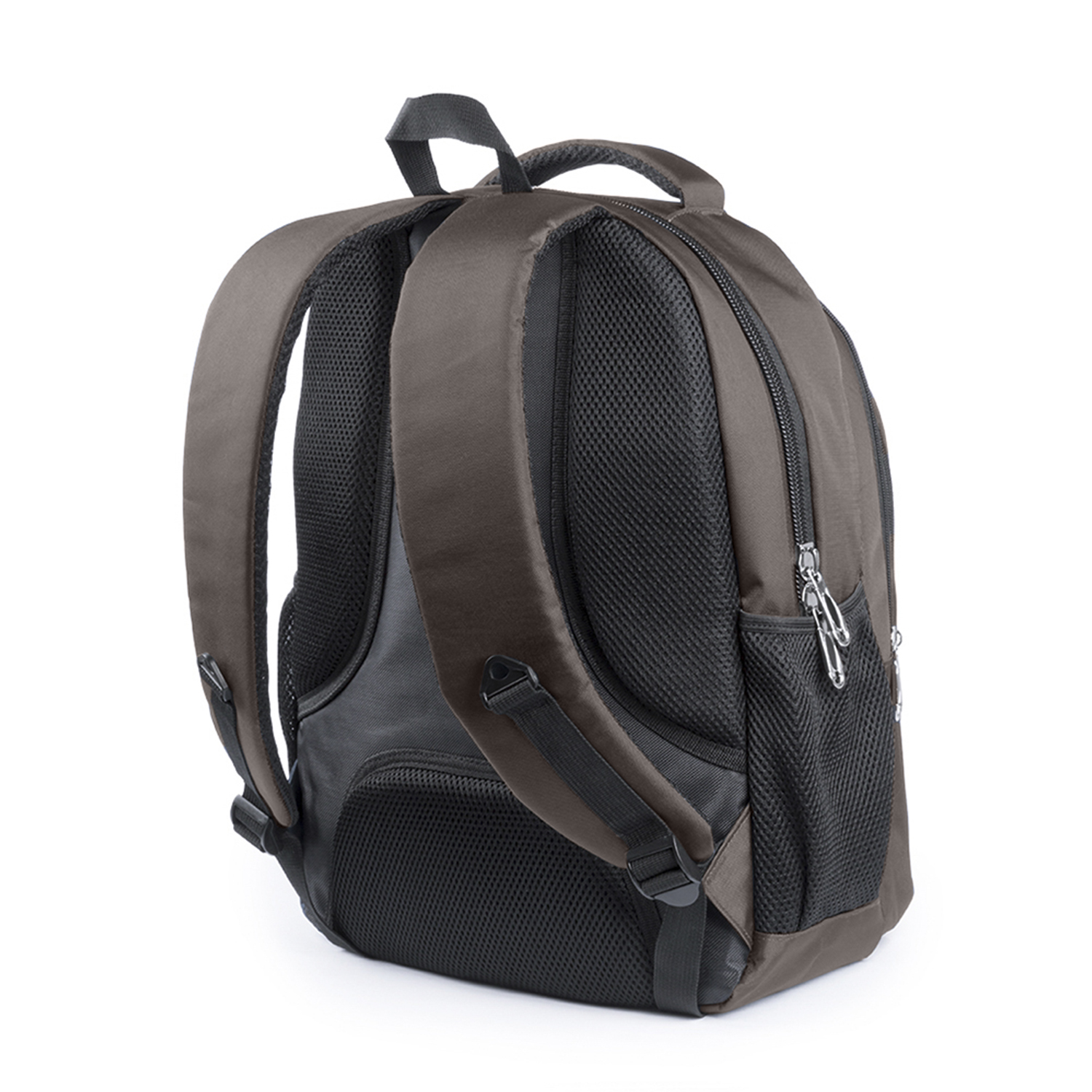 Il retro di uno zaino marrone e nero con sezioni in rete, cerniere e spallacci su sfondo bianco.