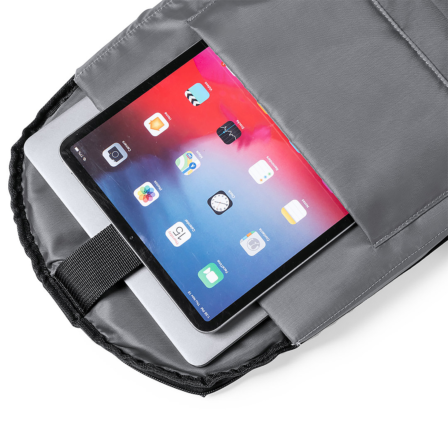 Una tableta y un portátil dentro de una funda gris. La pantalla de la tableta muestra iconos de aplicaciones.