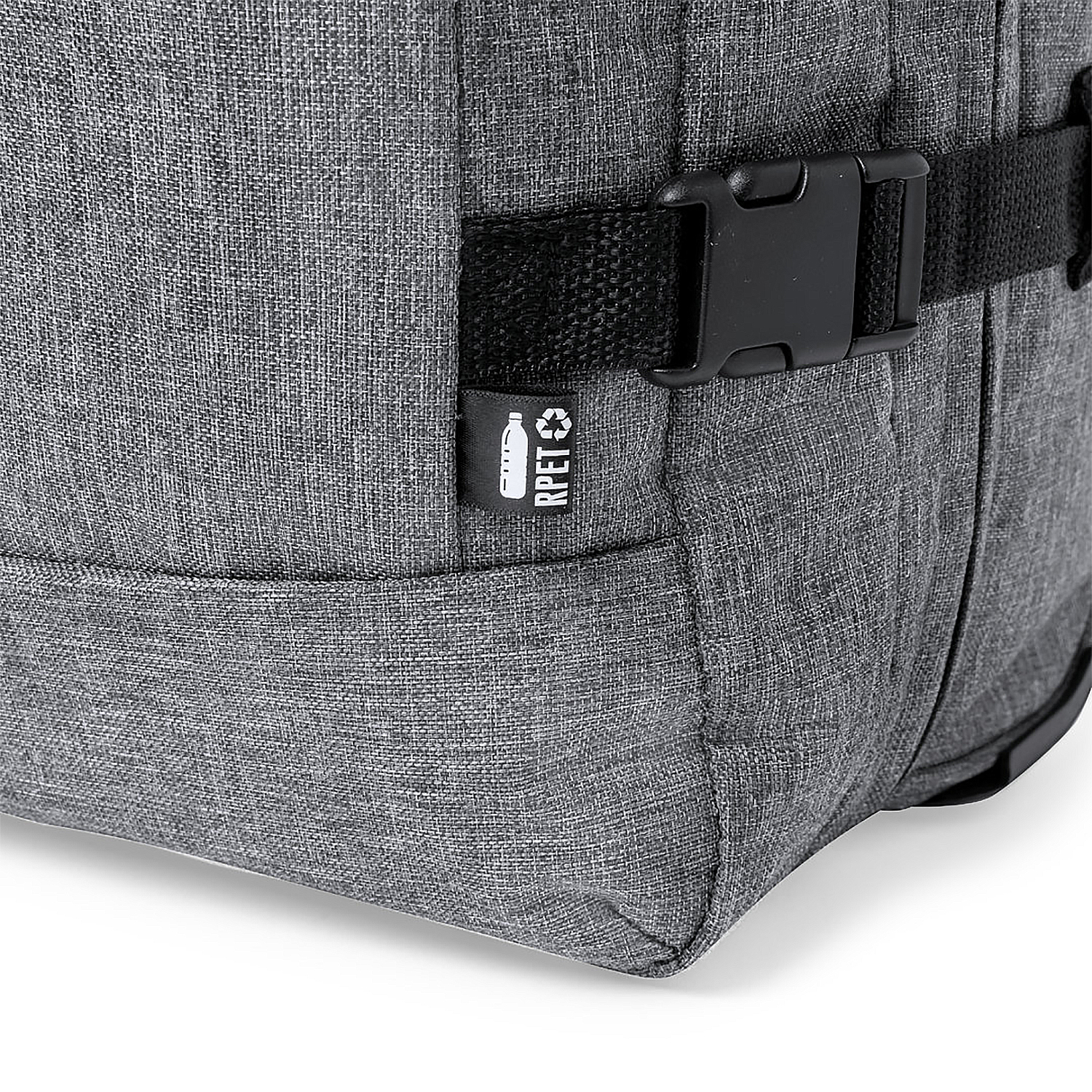 Nahaufnahme einer grauen Tasche. Schwarze Schnalle und ein Etikett für Recyclingmaterial.