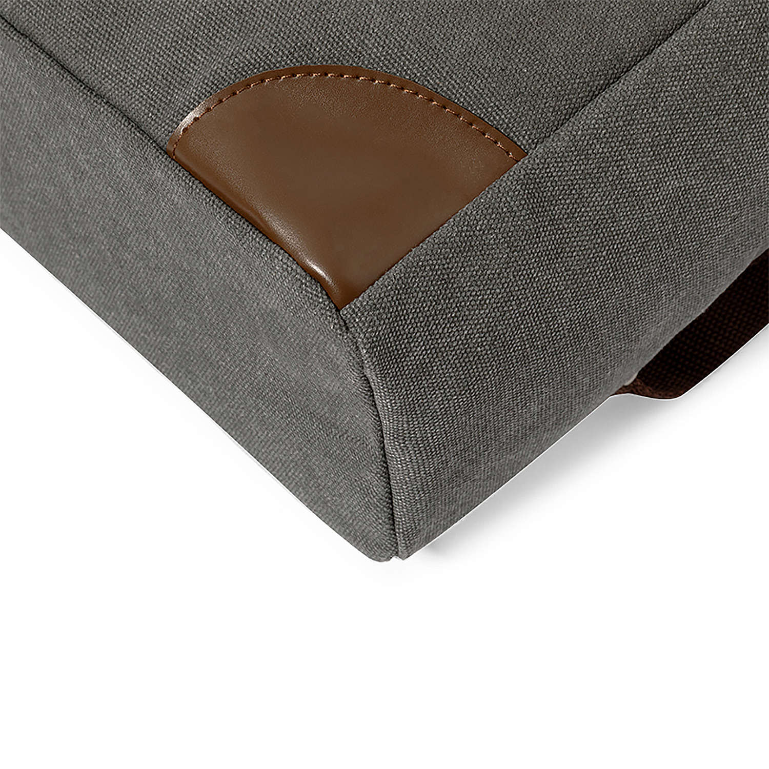 Angolo di uno zaino grigio, strutturato, con toppa in pelle marrone.
