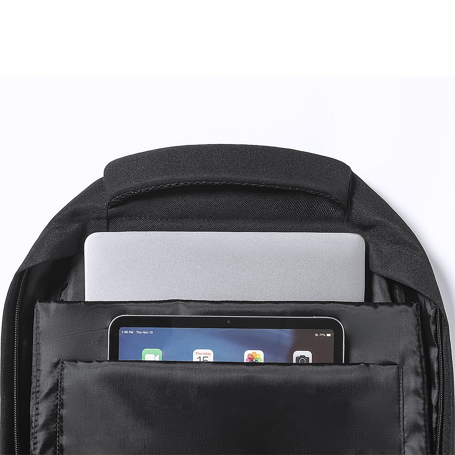 Mochila negra abierta, sosteniendo una laptop y una tableta. La mochila está sobre un fondo blanco.