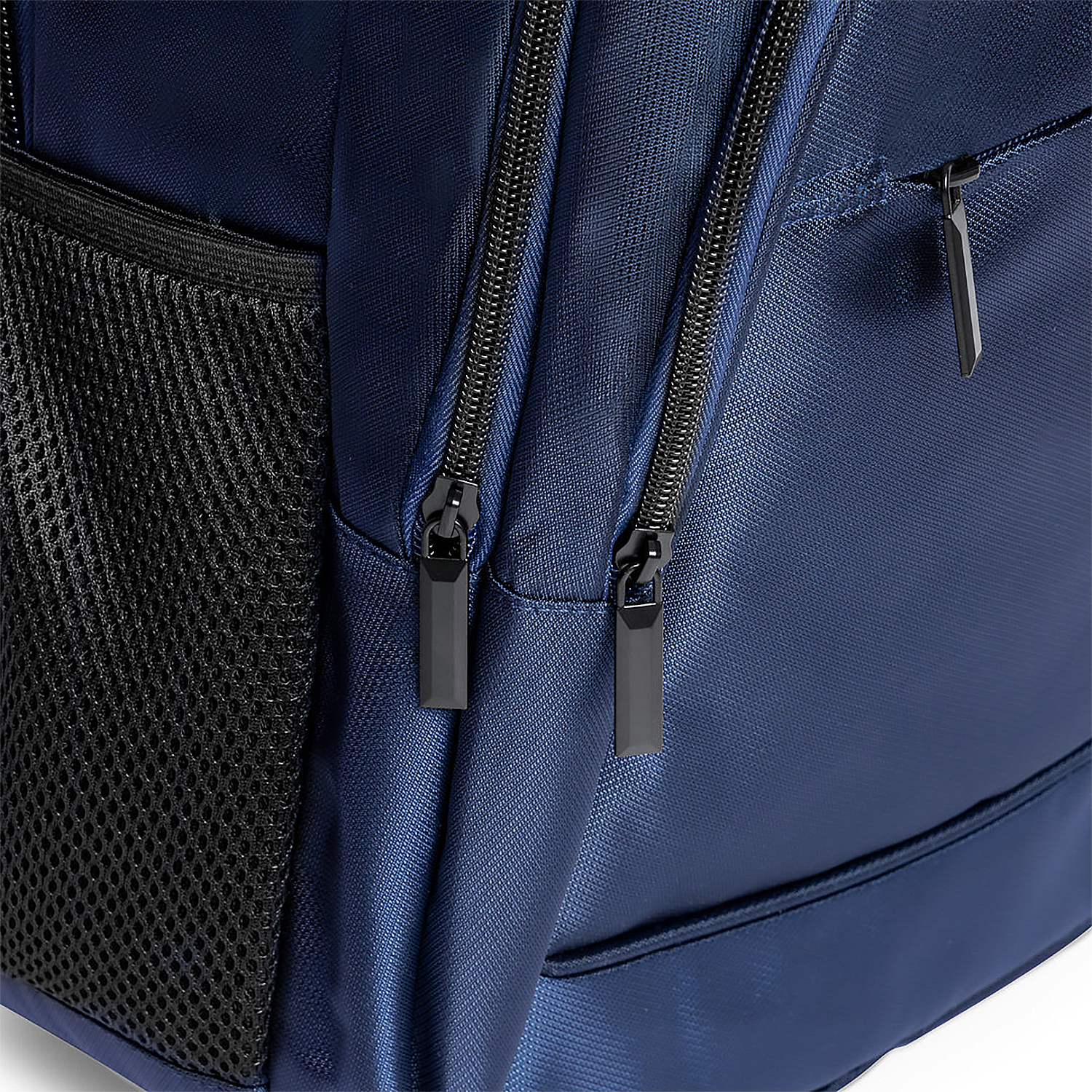 Primer plano de una mochila azul. Tiene múltiples cremalleras y un bolsillo de malla.