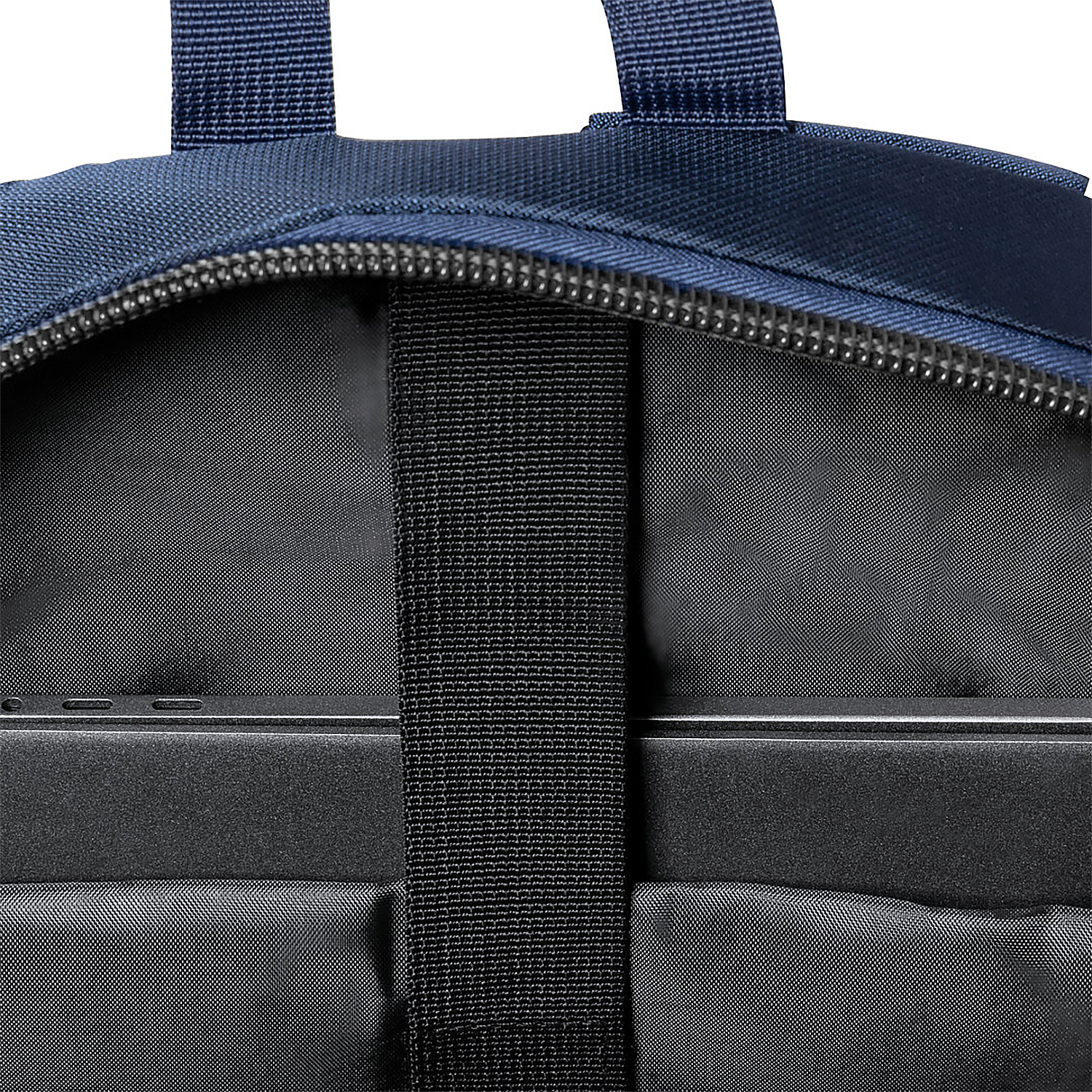 Primer plano del interior de una mochila azul, con cremallera, correa negra y compartimentos.
